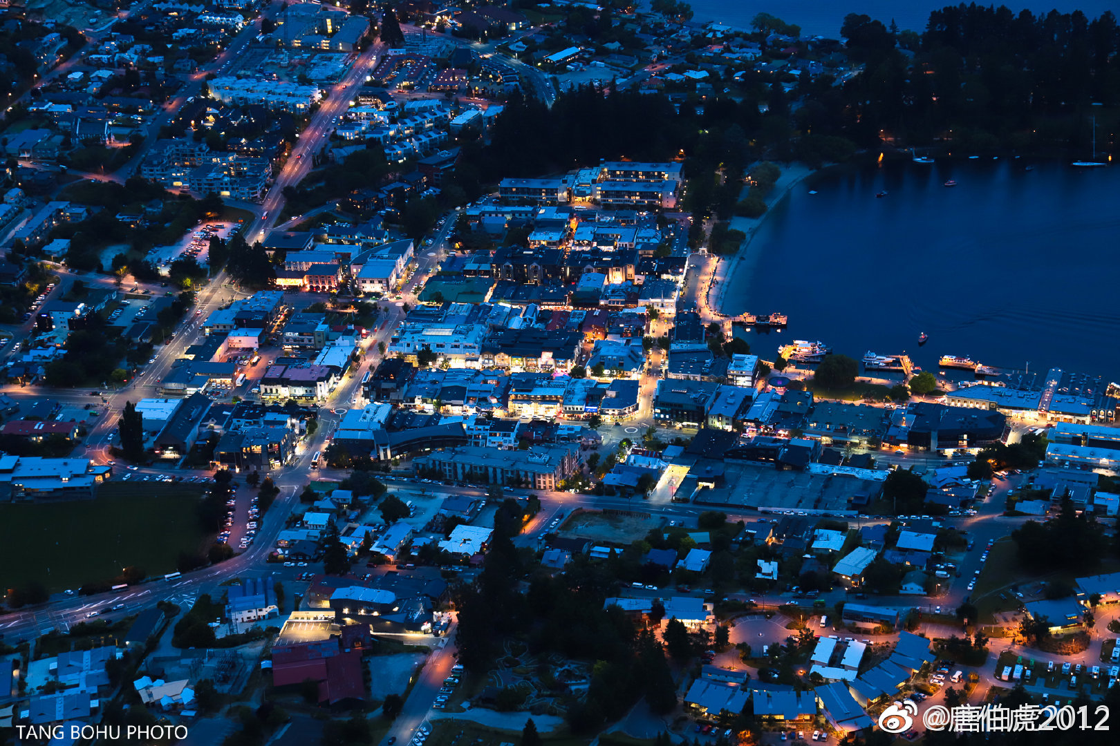 来到新西兰皇后镇当然不能错过著名的夜景了,一般是坐缆车到山顶