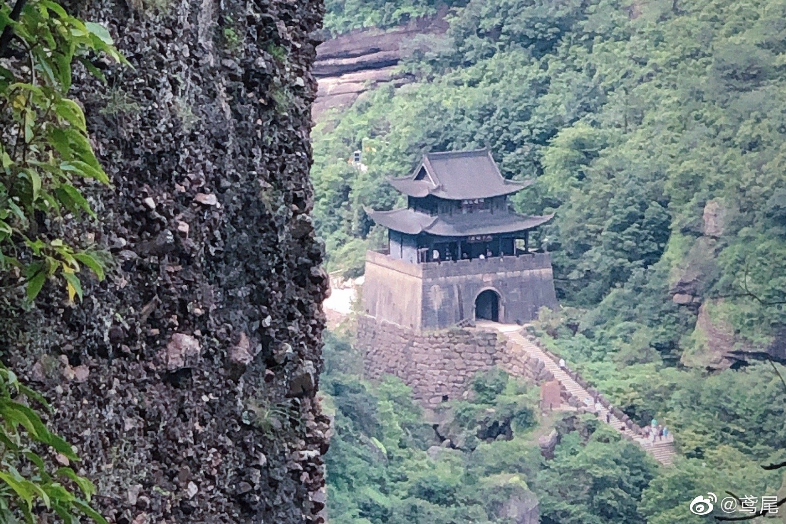 “剑阁峥嵘而崔嵬,一夫当关,万夫莫开