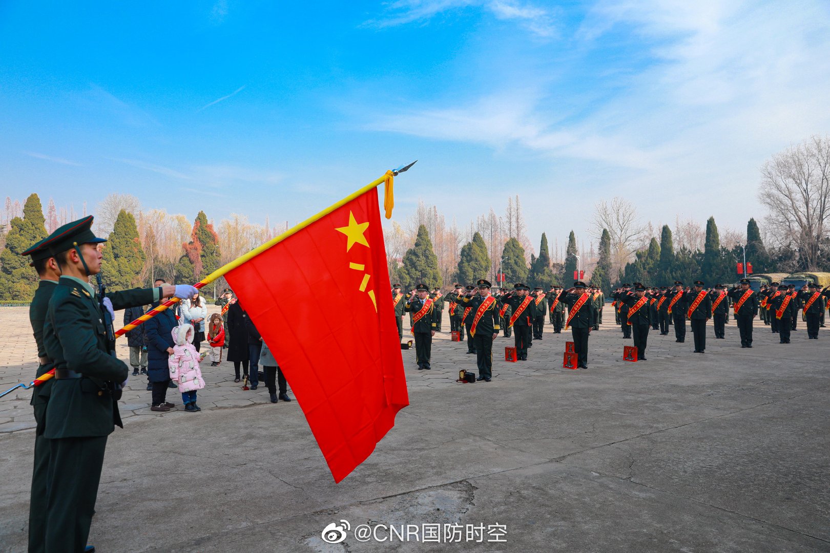 12月5日上午,陆军第80集团军铁拳劲旅举行2020年度退役官兵向军旗告别