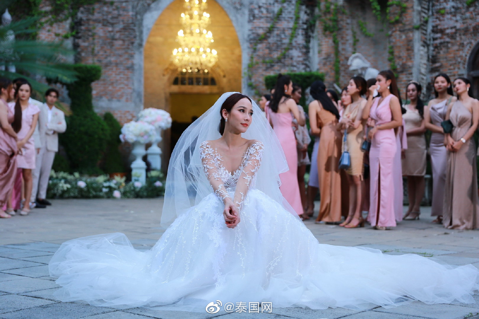 泰星aump新剧穿婚纱造型惊艳网友