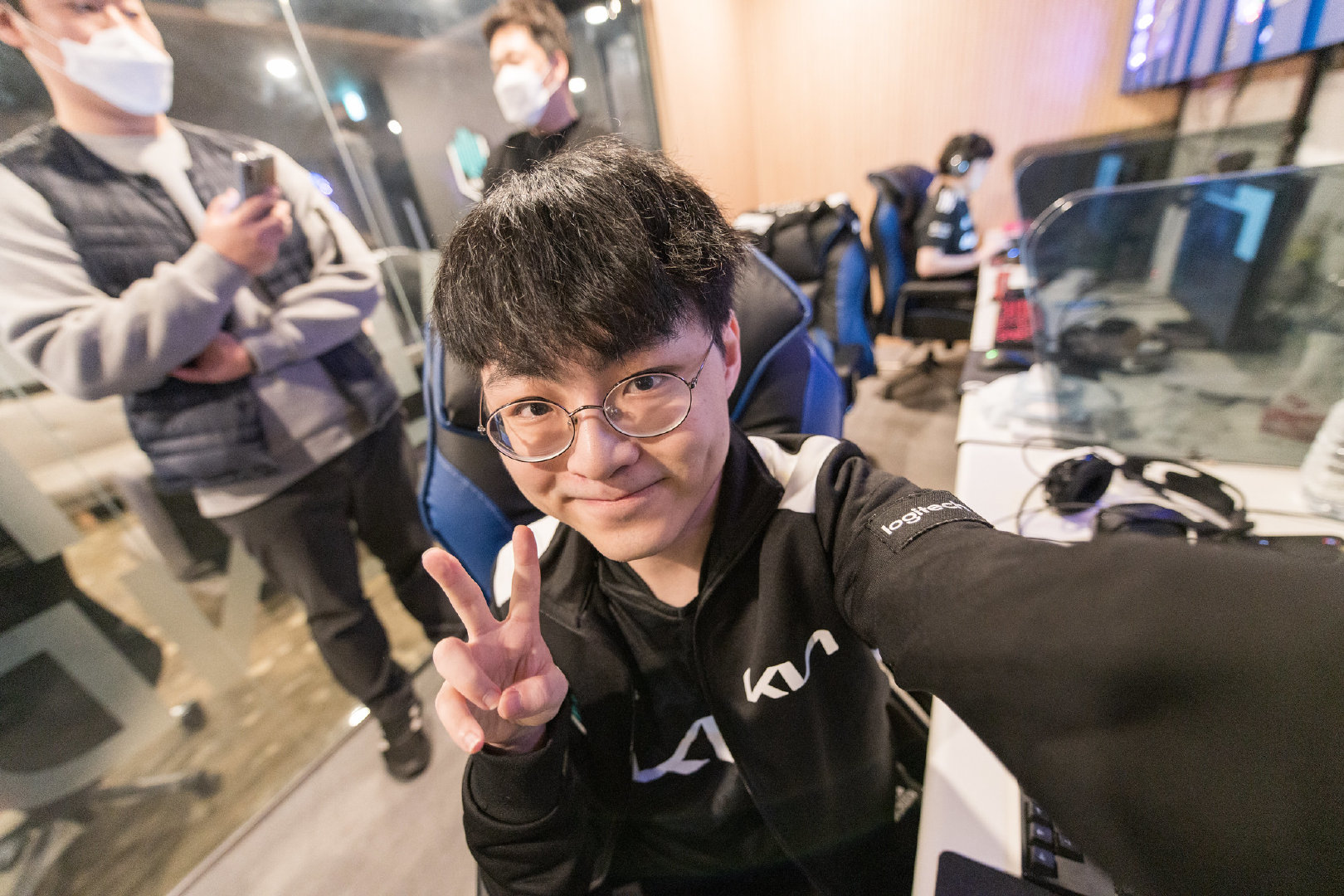 lck官方 676/ 6快来欣赏一下dk全员的自拍照和kkoma的帅气照cr.