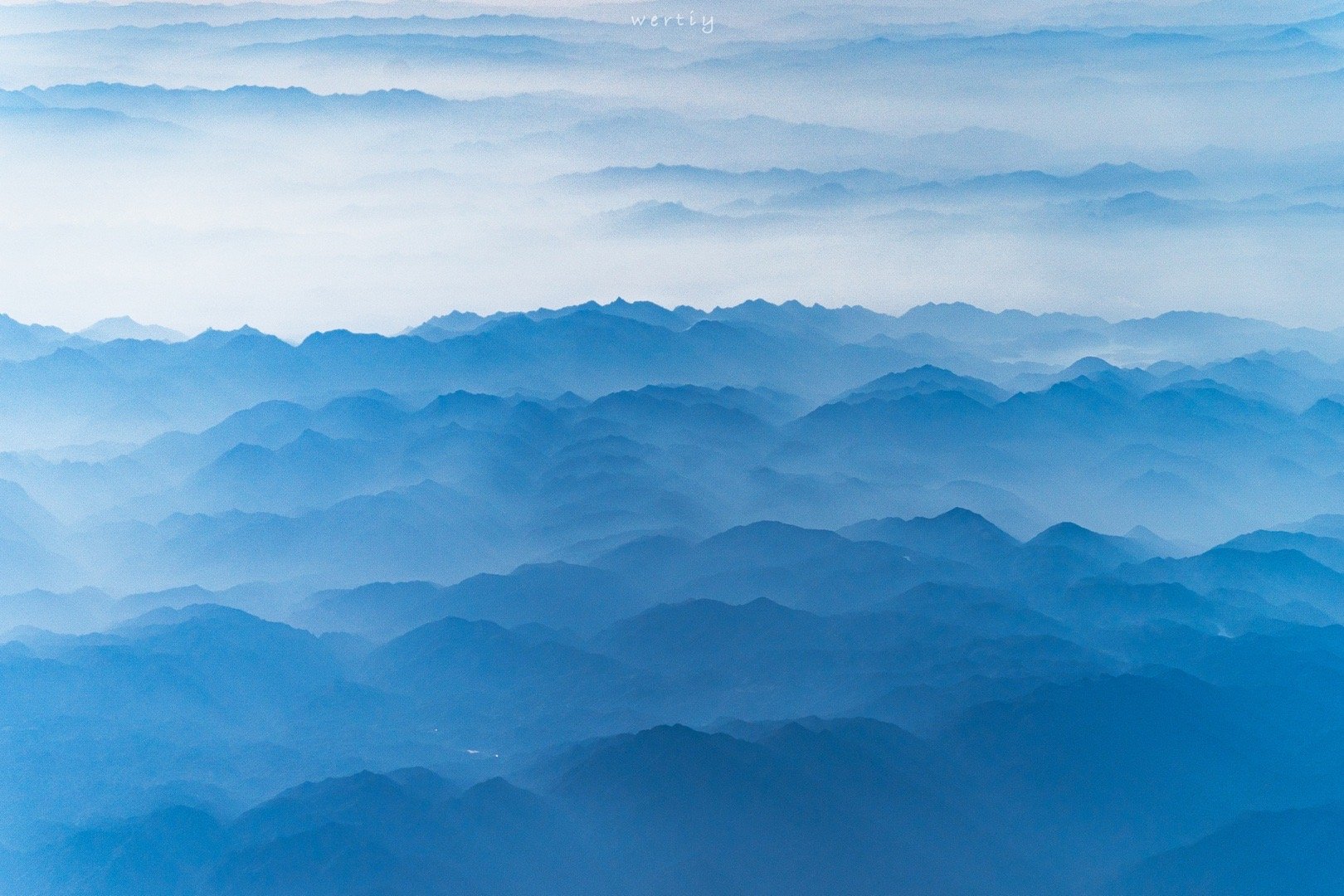 飞机视角下的远山和云端