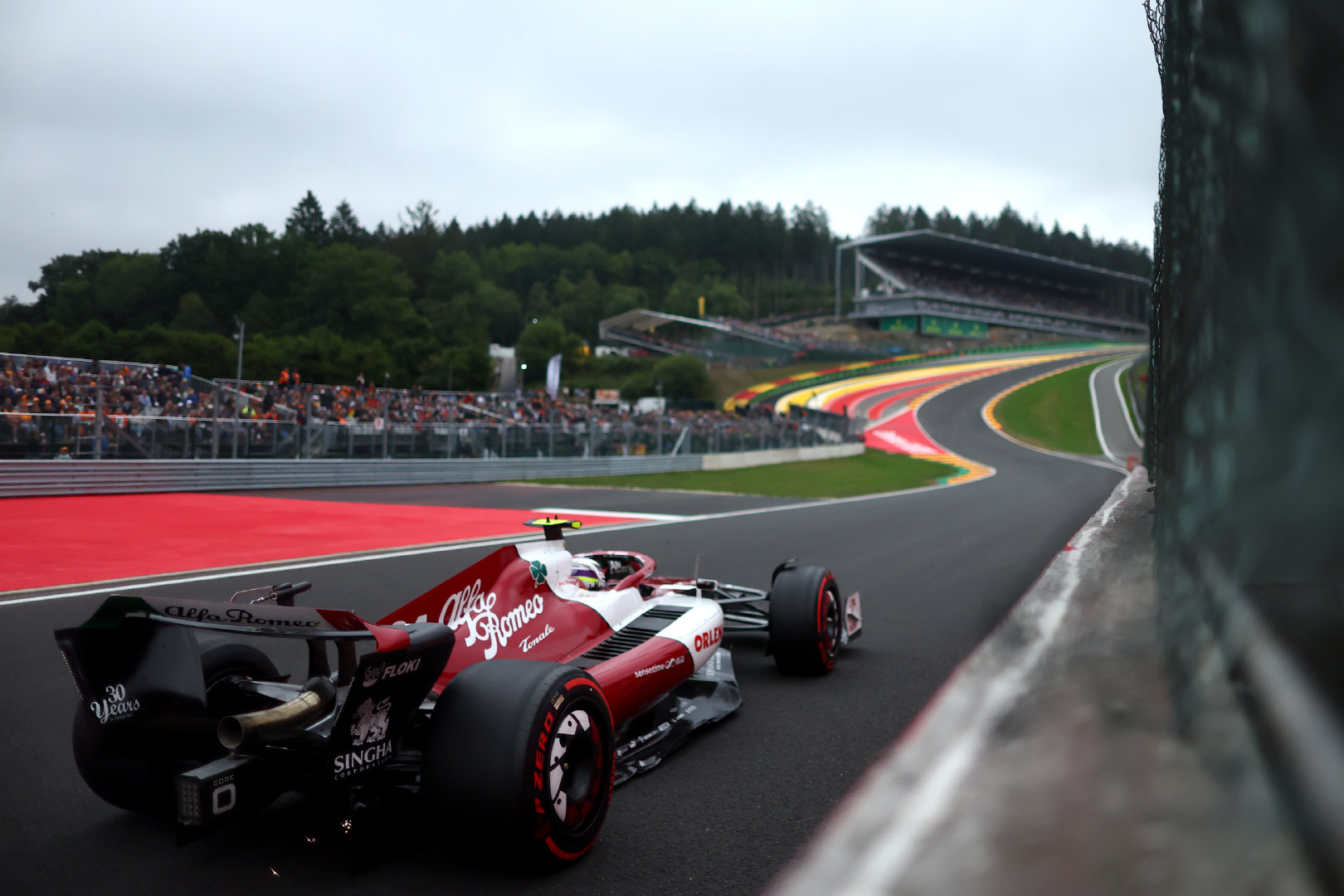 阿尔法罗密欧f1车队官宣周冠宇将继续代表车队征战2023赛季