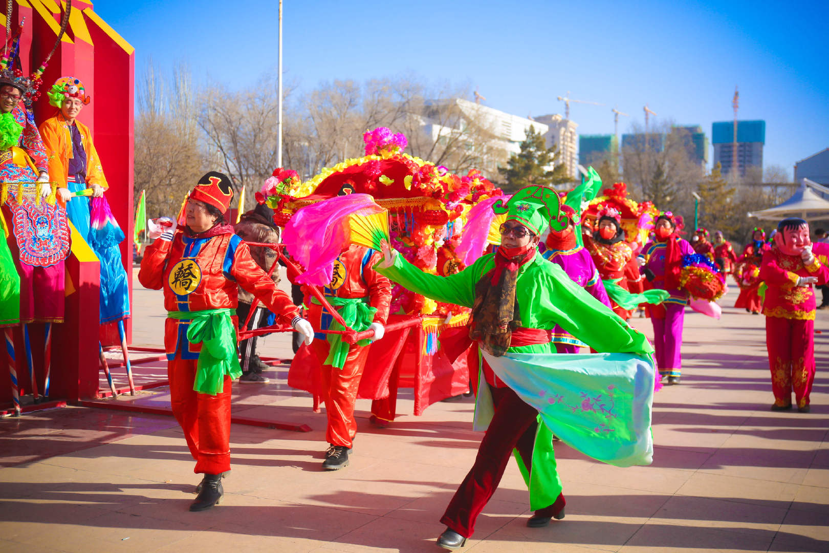 呼和浩特市赛罕区:踩高跷扭秧歌 欢乐闹新春__财经头条