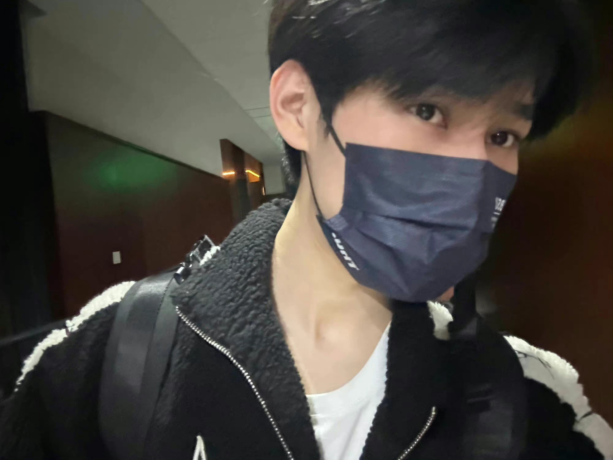 张真源戴口罩的仪式感每周七天不重样一天换一个