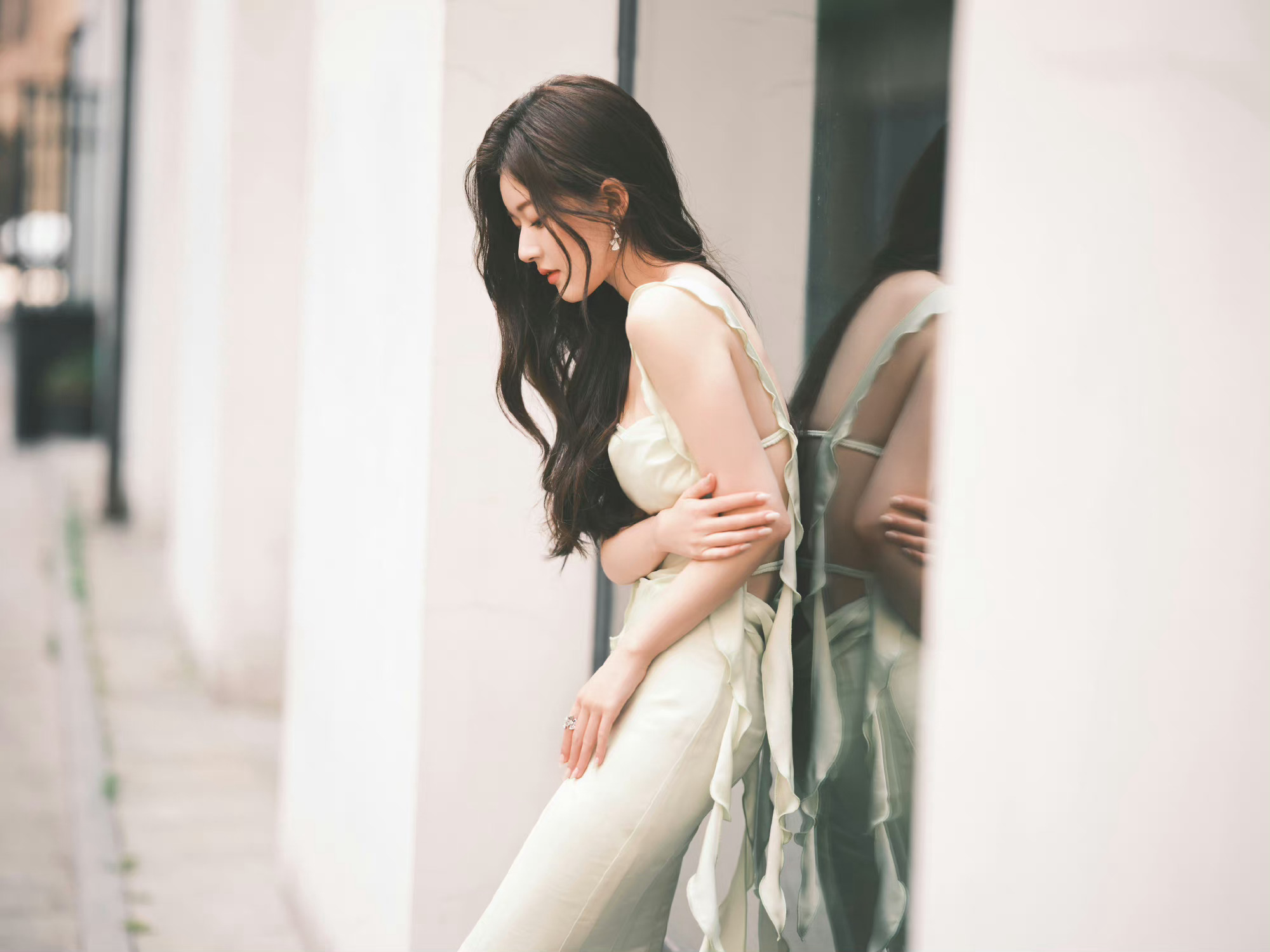 赵露思今日活动路透 一袭绿色露背长裙造型,尽显好身材!__财经头条