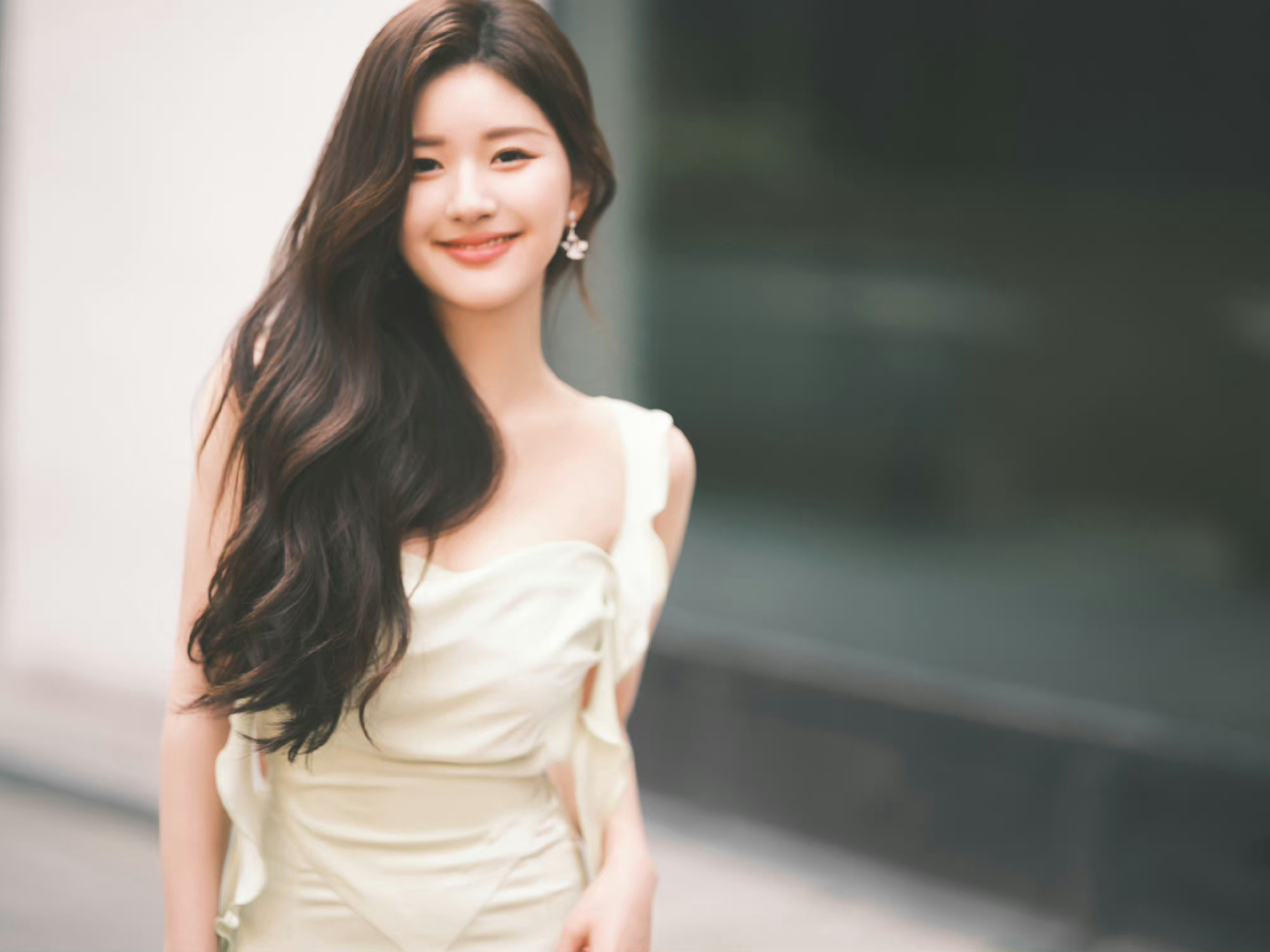 赵露思今日活动路透 一袭绿色露背长裙造型,尽显好身材!__财经头条