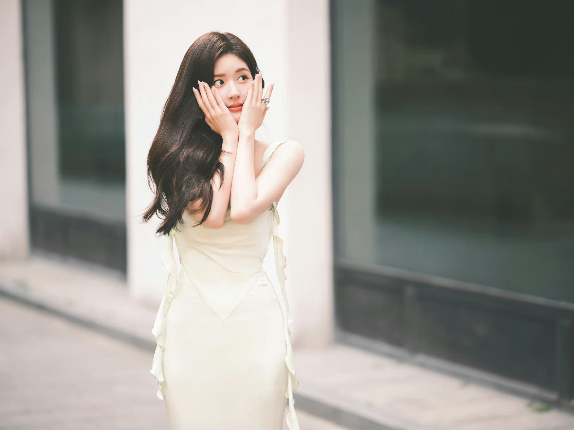 赵露思今日活动路透 一袭绿色露背长裙造型,尽显好身材!__财经头条