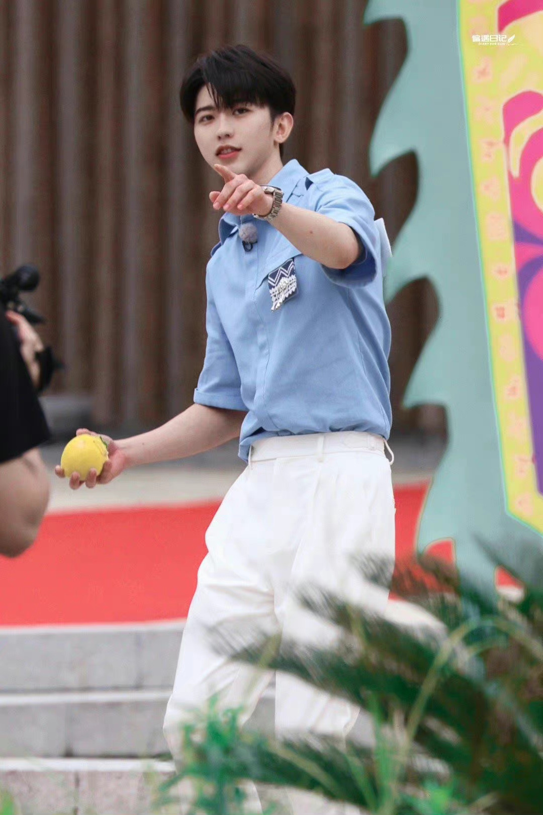 蔡徐坤奔跑吧录制路透~ 蓝色运动风蔡小葵,活力满满!__财经头条