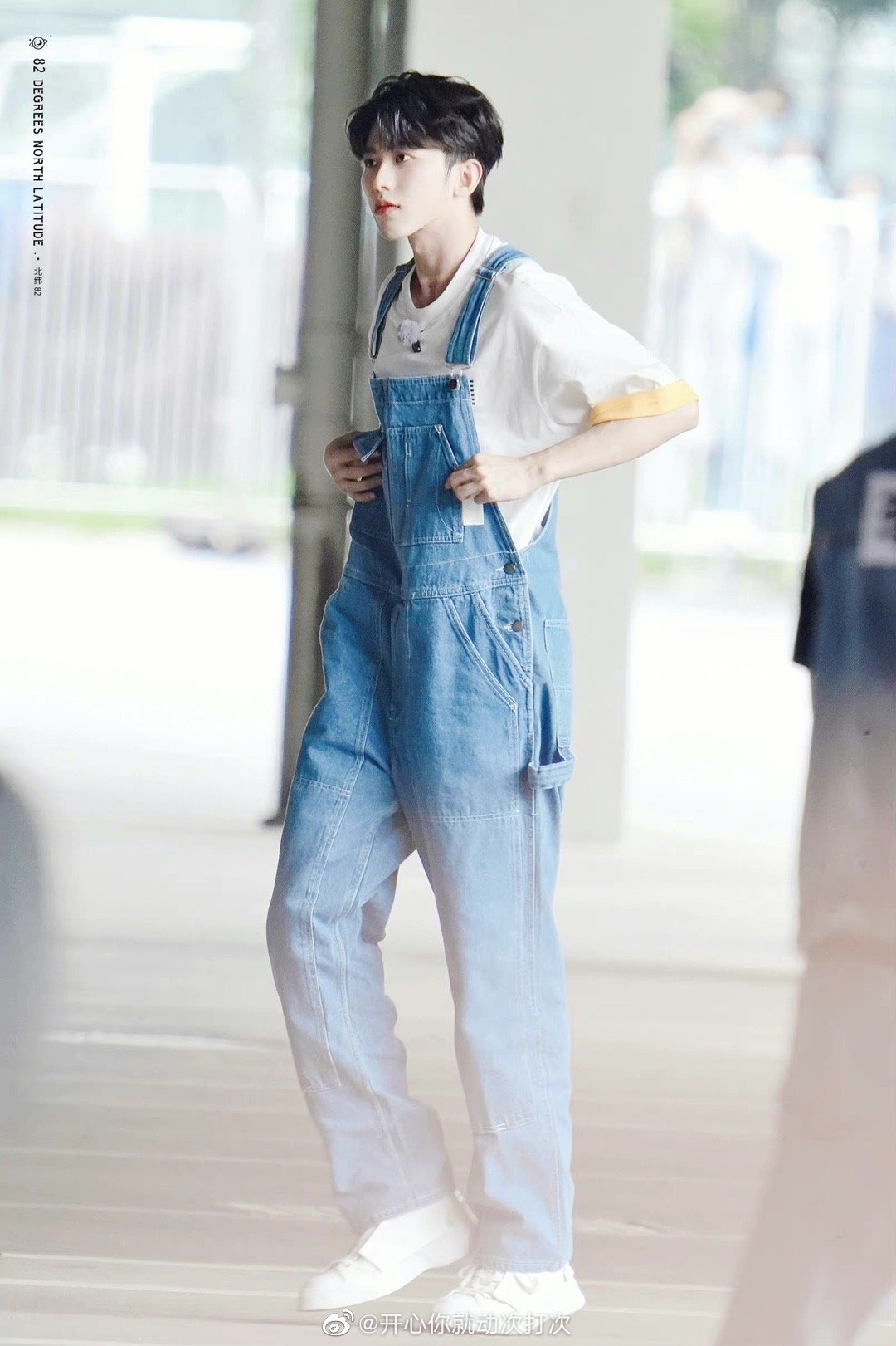 蔡徐坤穿背带裤比耶好甜哦忍不住了我先kisskiss