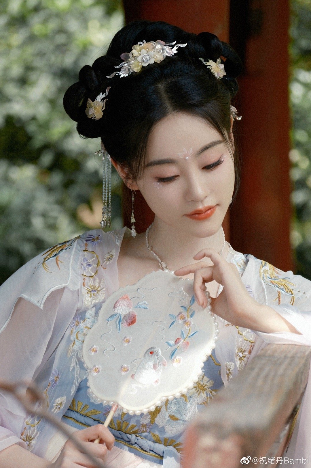 请查收祝绪丹今日古风写真大片 白衣古装手拿团扇……__财经头条