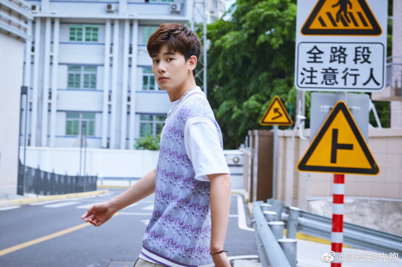 胡先煦赢麻了考古了小胡和贾玲童年的时候的合影照