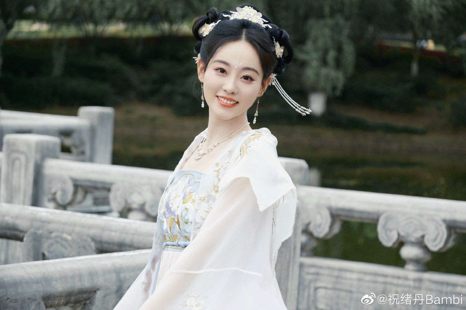请查收祝绪丹今日古风写真大片 白衣古装手拿团扇……__财经头条
