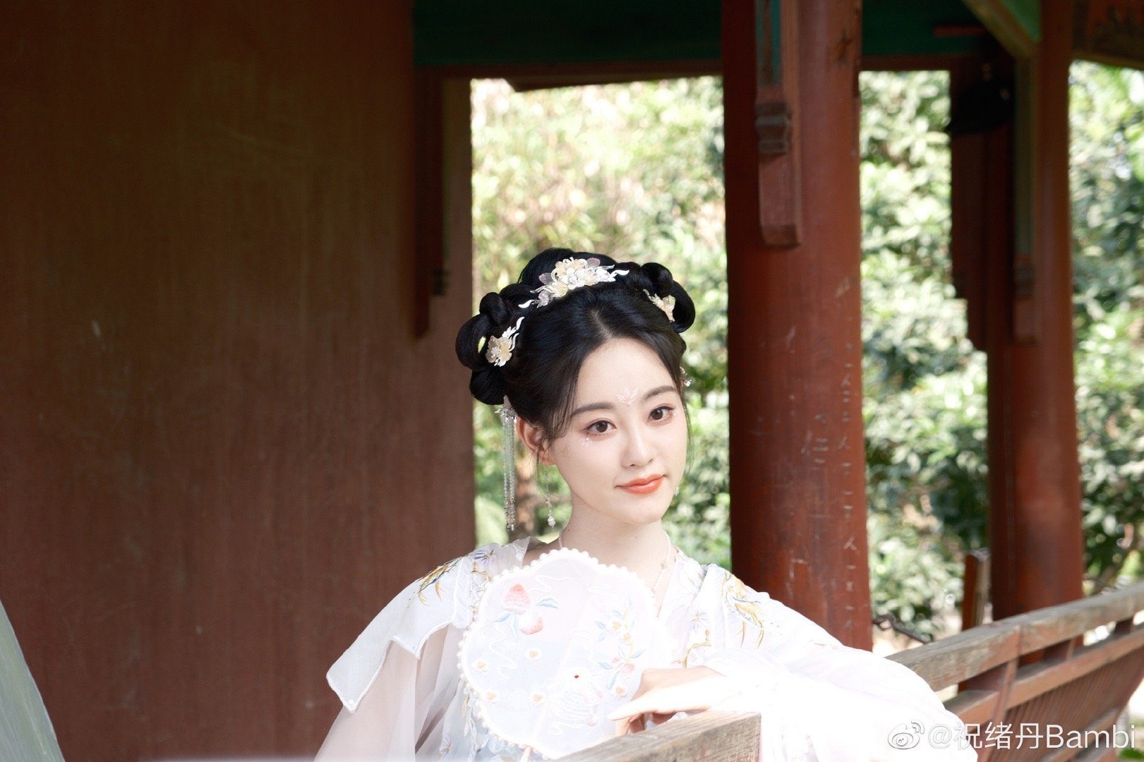 请查收祝绪丹今日古风写真大片 白衣古装手拿团扇……__财经头条