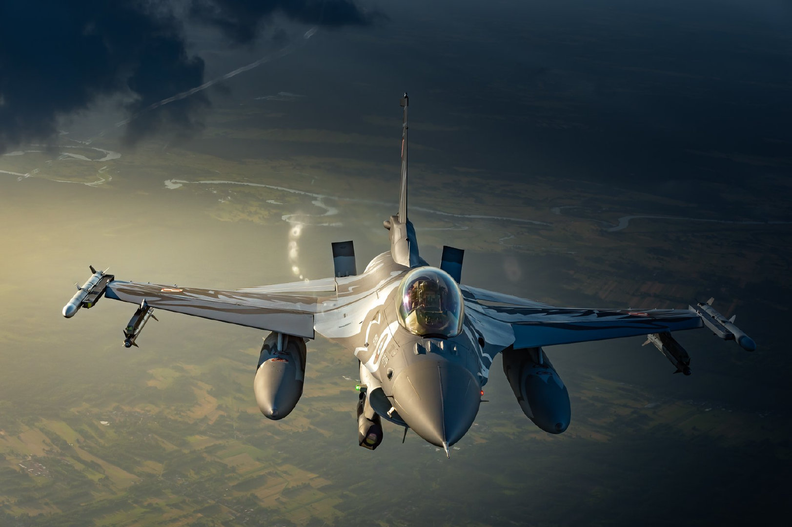 波兰空军米格-29和f-16战斗机进行空对空摄影纪念二战不列颠战役80周