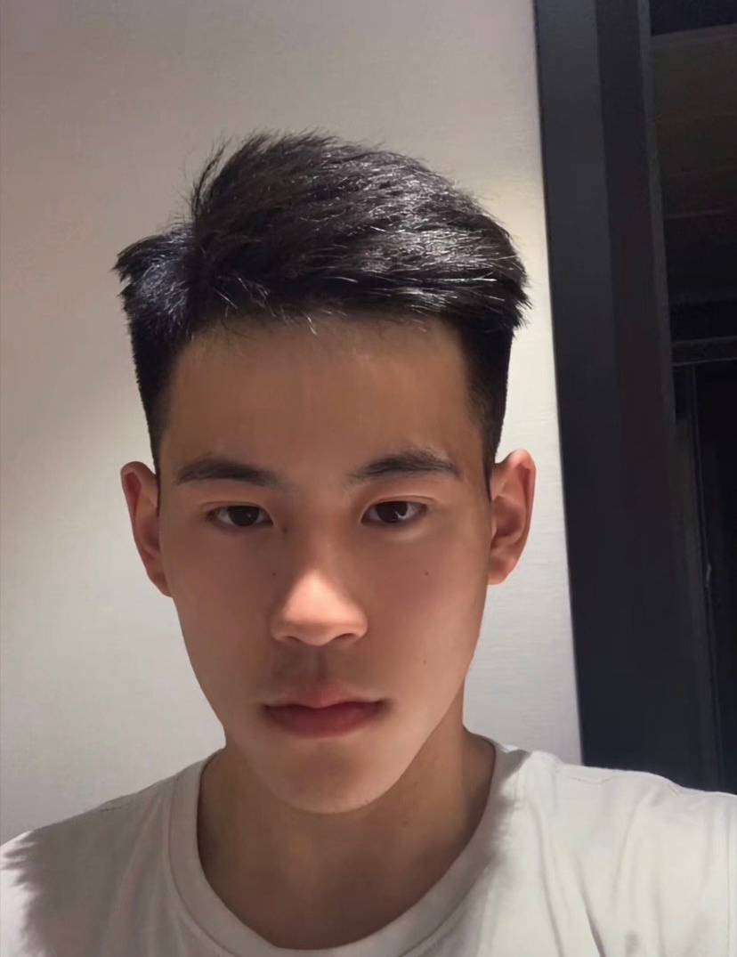 浓眉大眼高鼻梁的小奶狗, 这样小鲜肉,十分你给几分? 图:dhuk