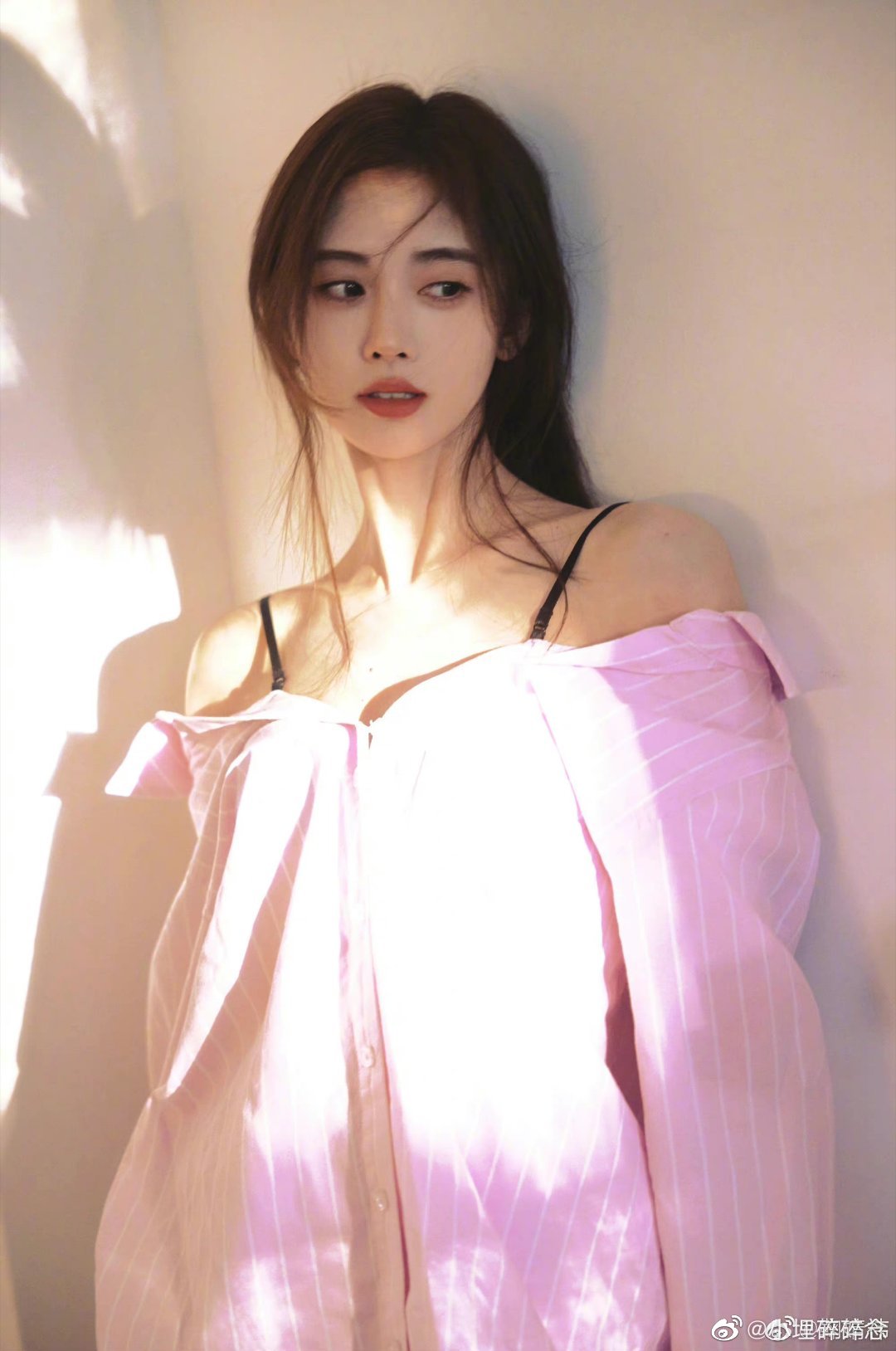 鞠婧祎吊带粉衬衫造型我们小鞠居家慵懒风真的好漂亮
