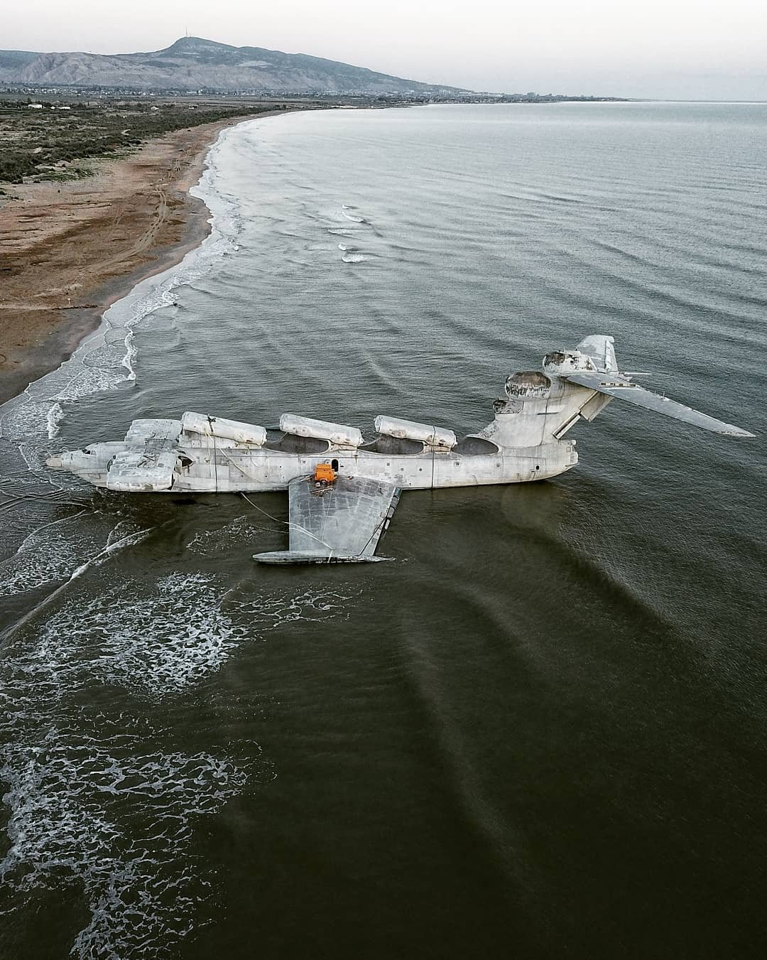 苏联903项目"花尾鸽"级地效翼飞行器(北约代号"里海怪物")停靠在
