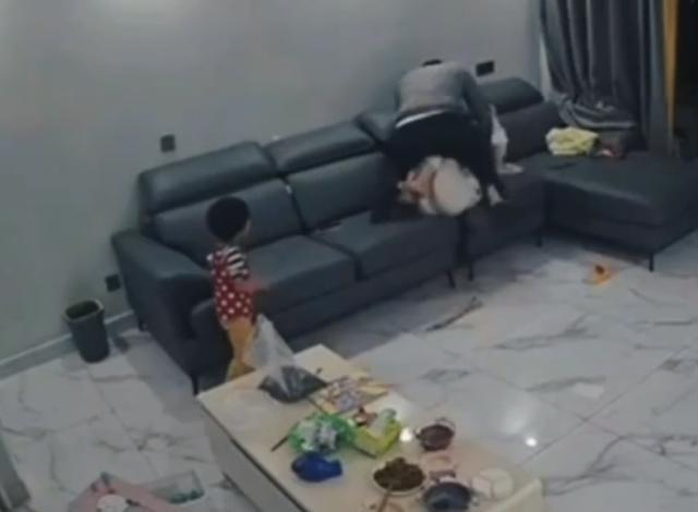 当孩子面家暴妻子，陕西男高管被停职调查休闲区蓝鸢梦想 - Www.slyday.coM