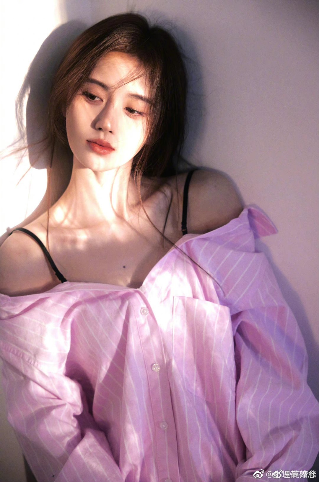 鞠婧祎吊带粉衬衫造型我们小鞠居家慵懒风真的好漂亮