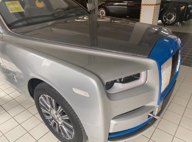 图为上海一位老板花了1180万元买的新款劳斯莱斯幻影,明珠银色车漆