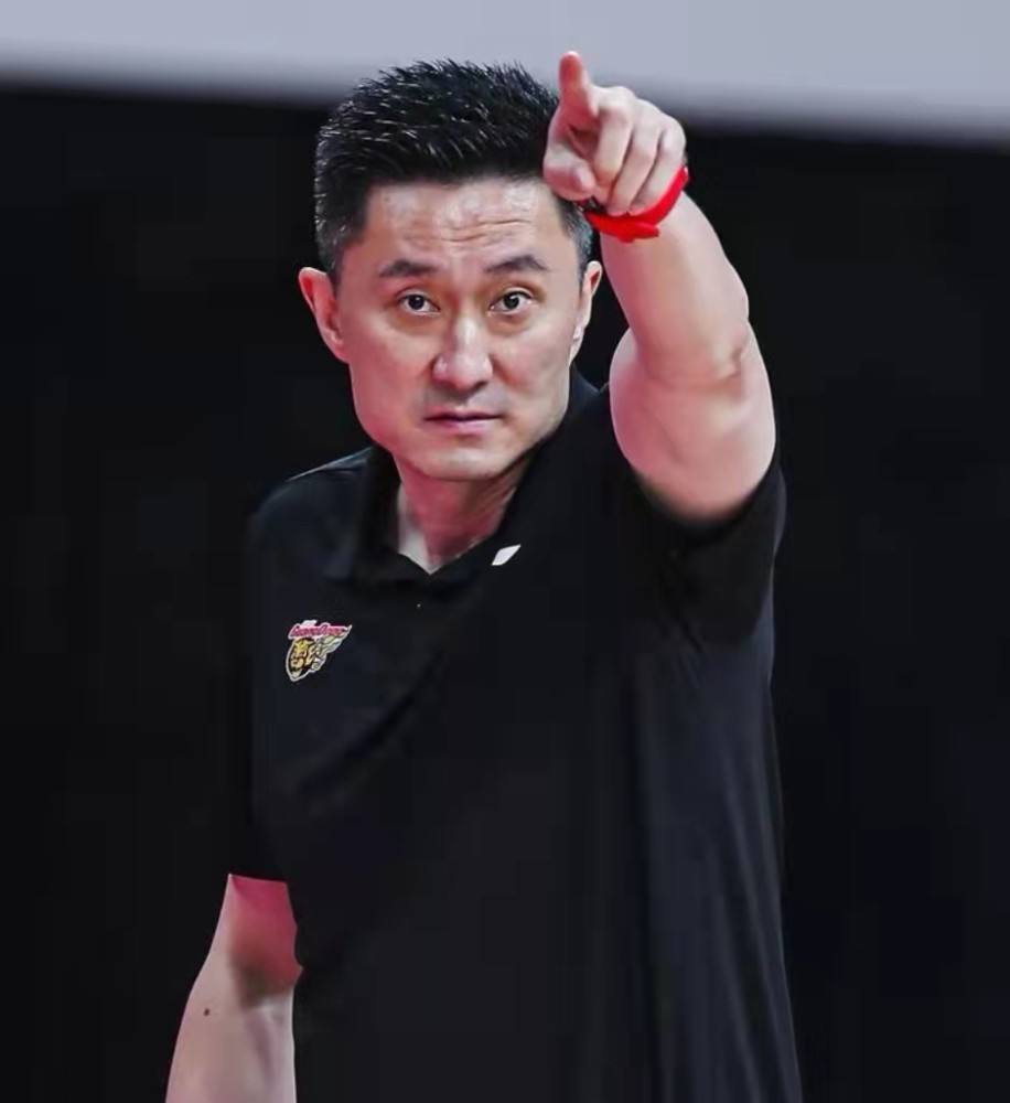 广东男篮被迫集体转运隔离!这不是杜锋和三姐杜梅的感人故事!休闲区蓝鸢梦想 - Www.slyday.coM 广东男篮被迫集体转运隔离!这不是杜锋和三姐杜梅的感人故事!休闲区蓝鸢梦想 - Www.slyday.coM