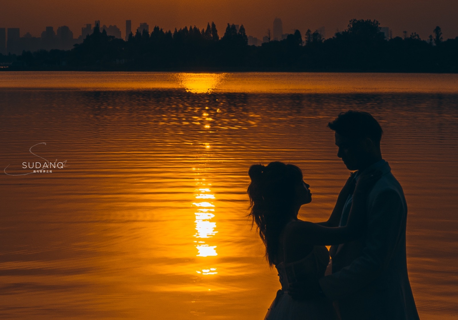 夕阳西下,一对对情侣或拍婚纱照,或牵手漫步