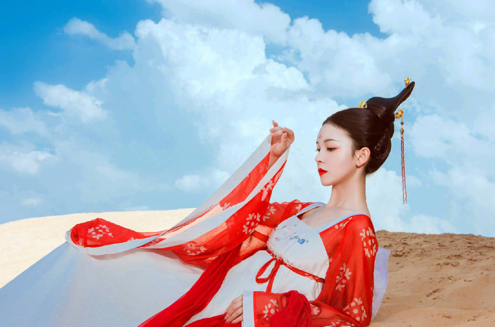 陈瑶 一身红白汉服窈窕而立,举手投足都是满满的风韵……_高清图集