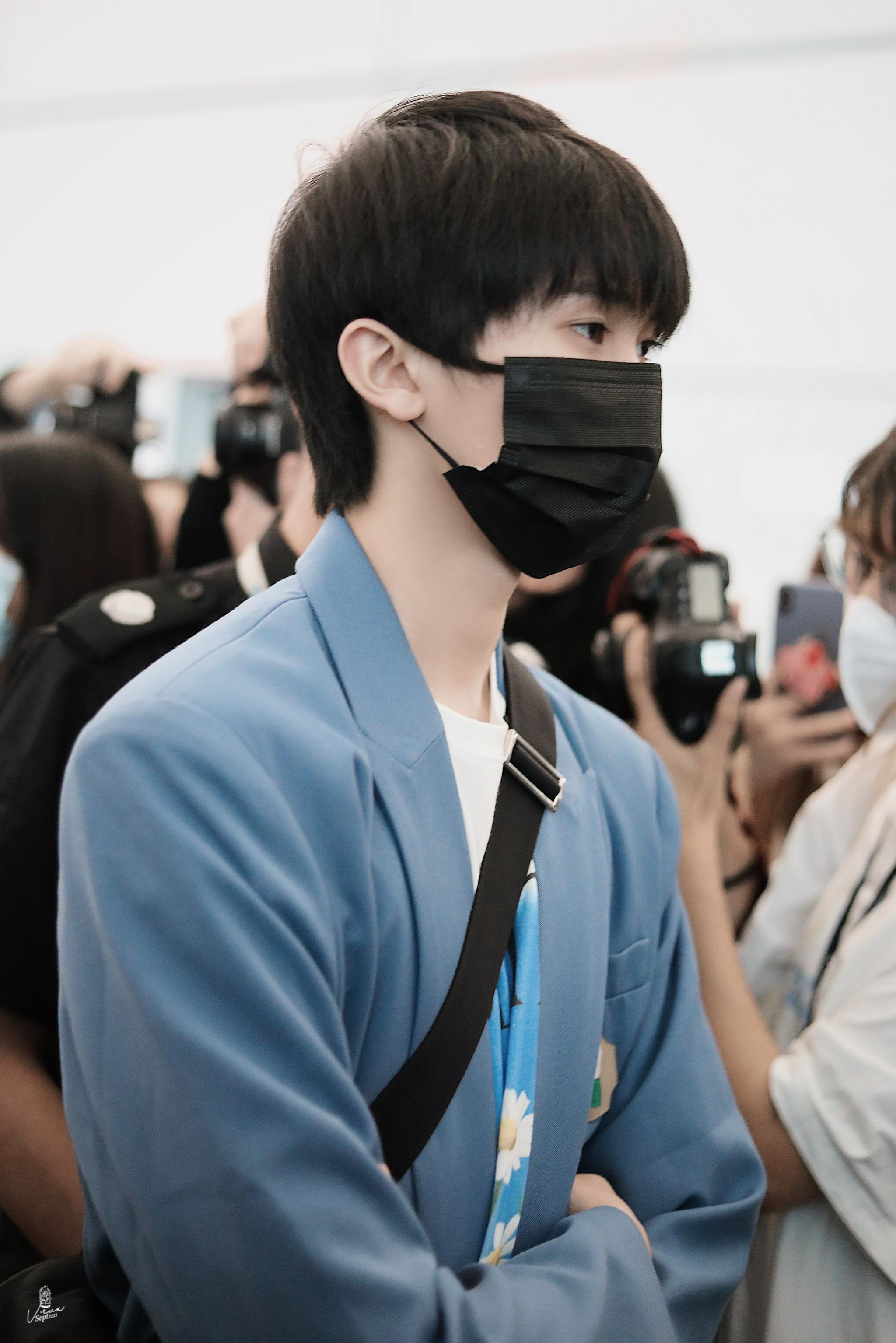 林墨今日份出发饭拍 蓝色西装套装的墨墨 清爽优雅……_高清图集_新浪