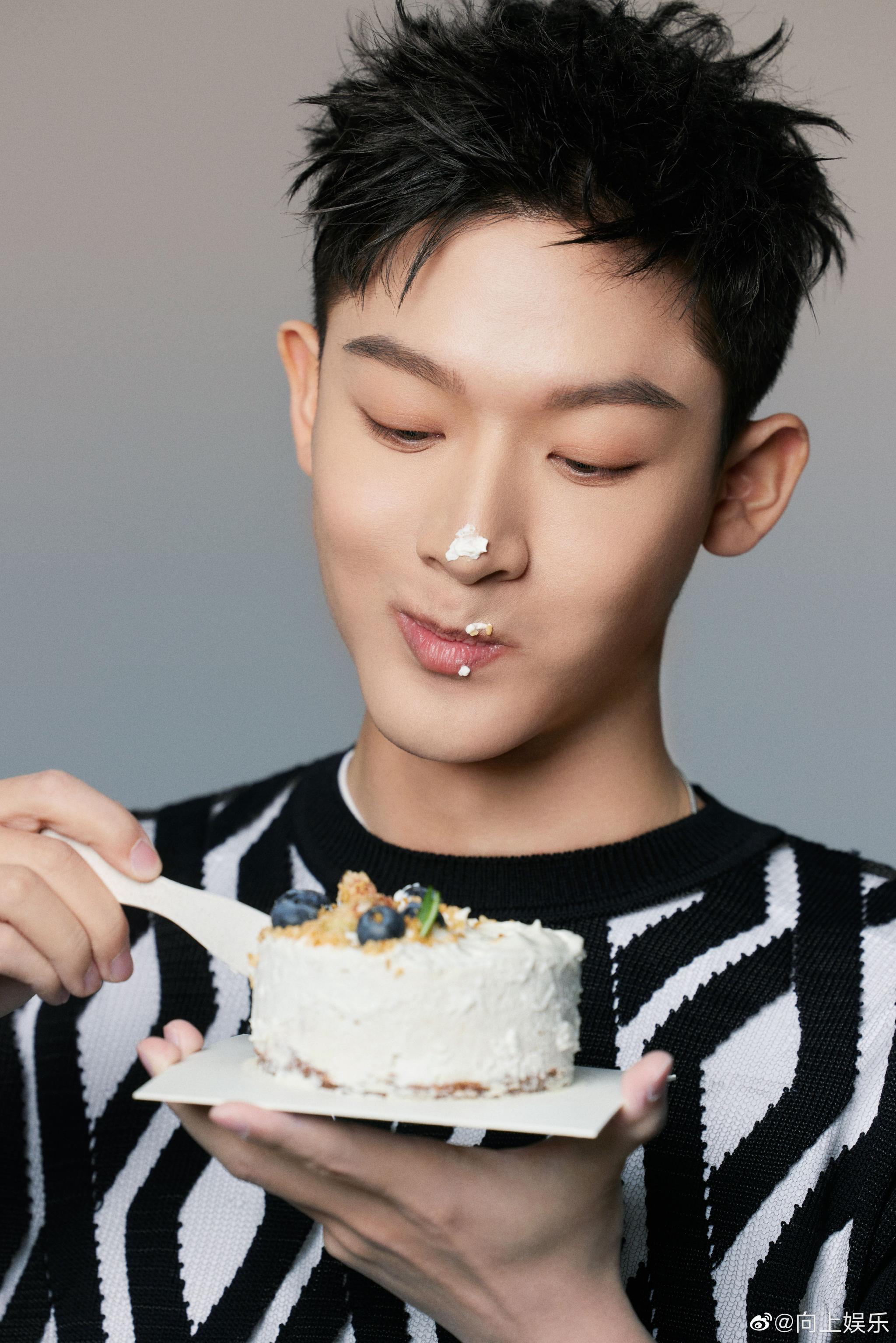 张晚意29岁生日快乐~ 活力满满的阳光开朗大男孩 期待和《长相思》|张晚意|长相思_新浪新闻