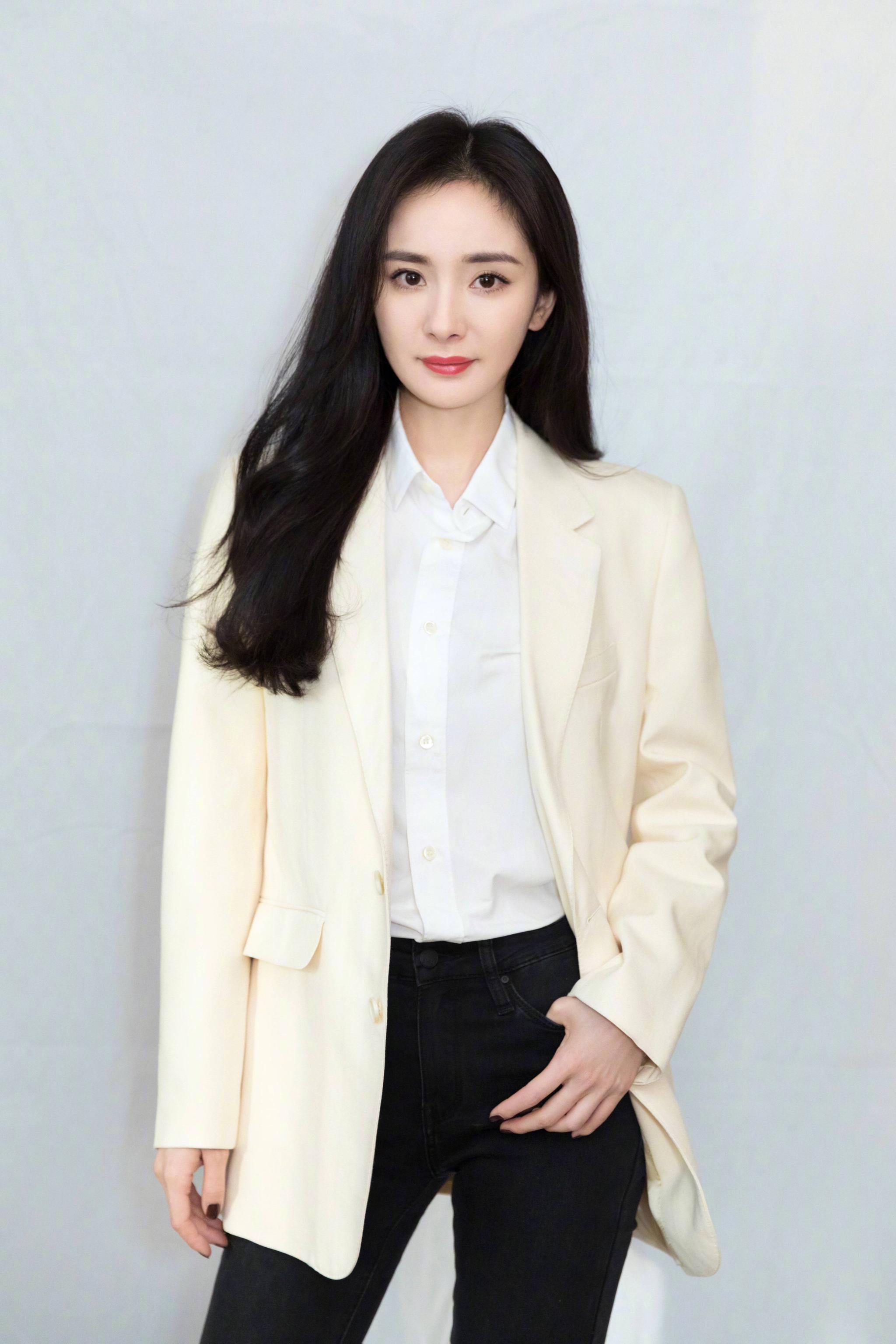 国内捐完国外捐,此前杨幂为国内疫情捐款捐物资累计约314万77