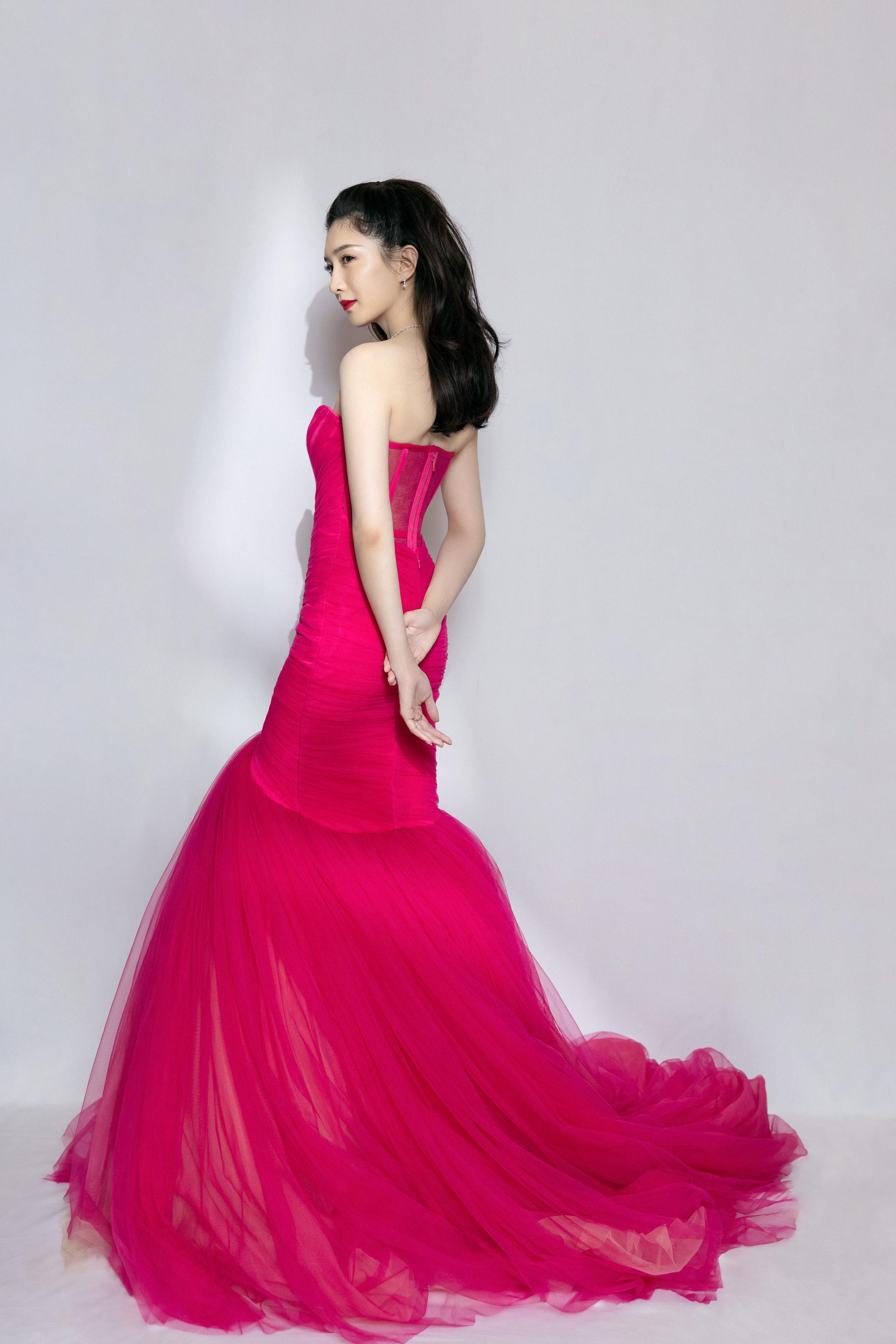 今晚的星光大使江疏影的造型优雅又少女仿佛在逃公主