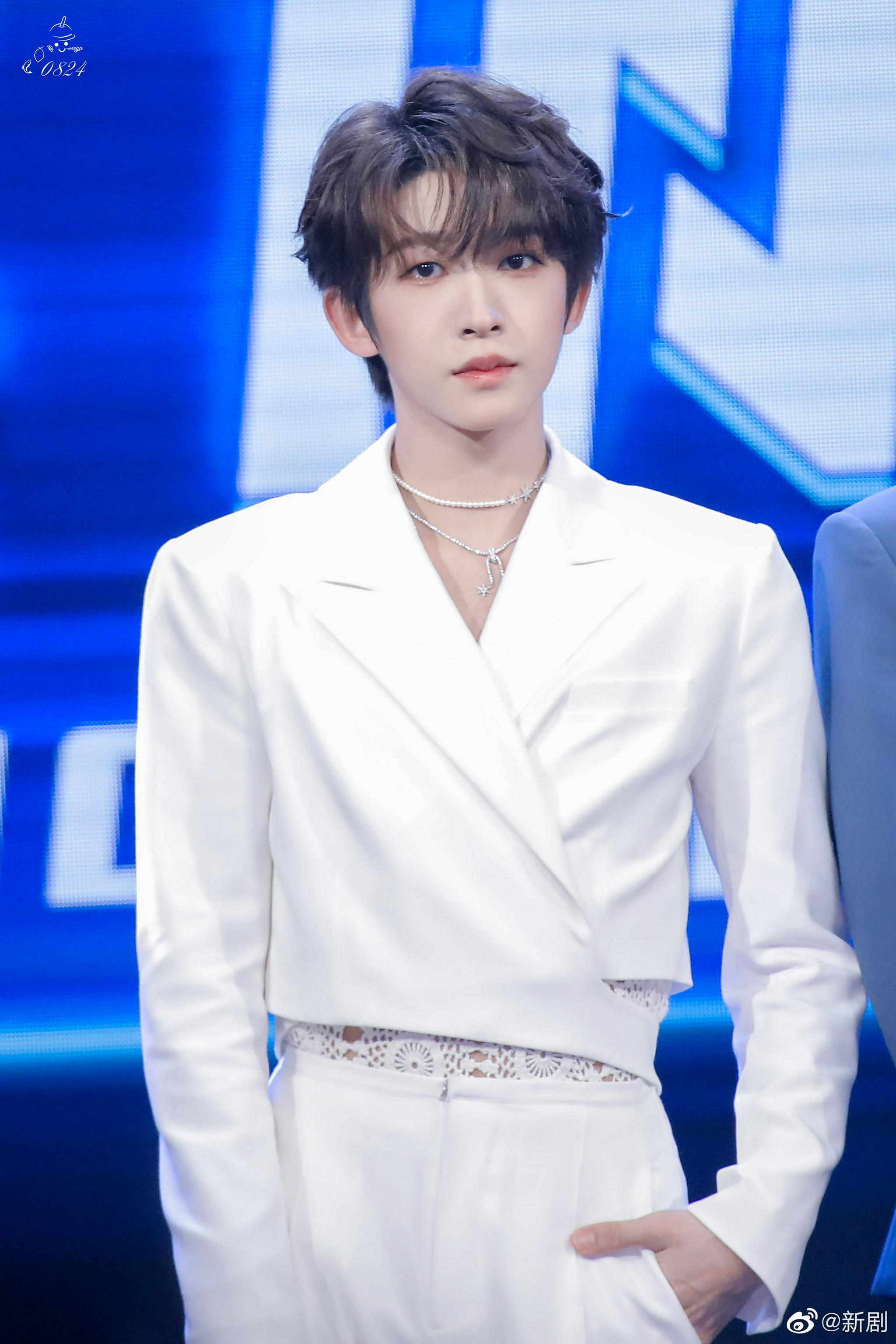 刘宇杭州品牌见面会造型饭拍,白色西服上衣搭配镂空内搭……_高清图集