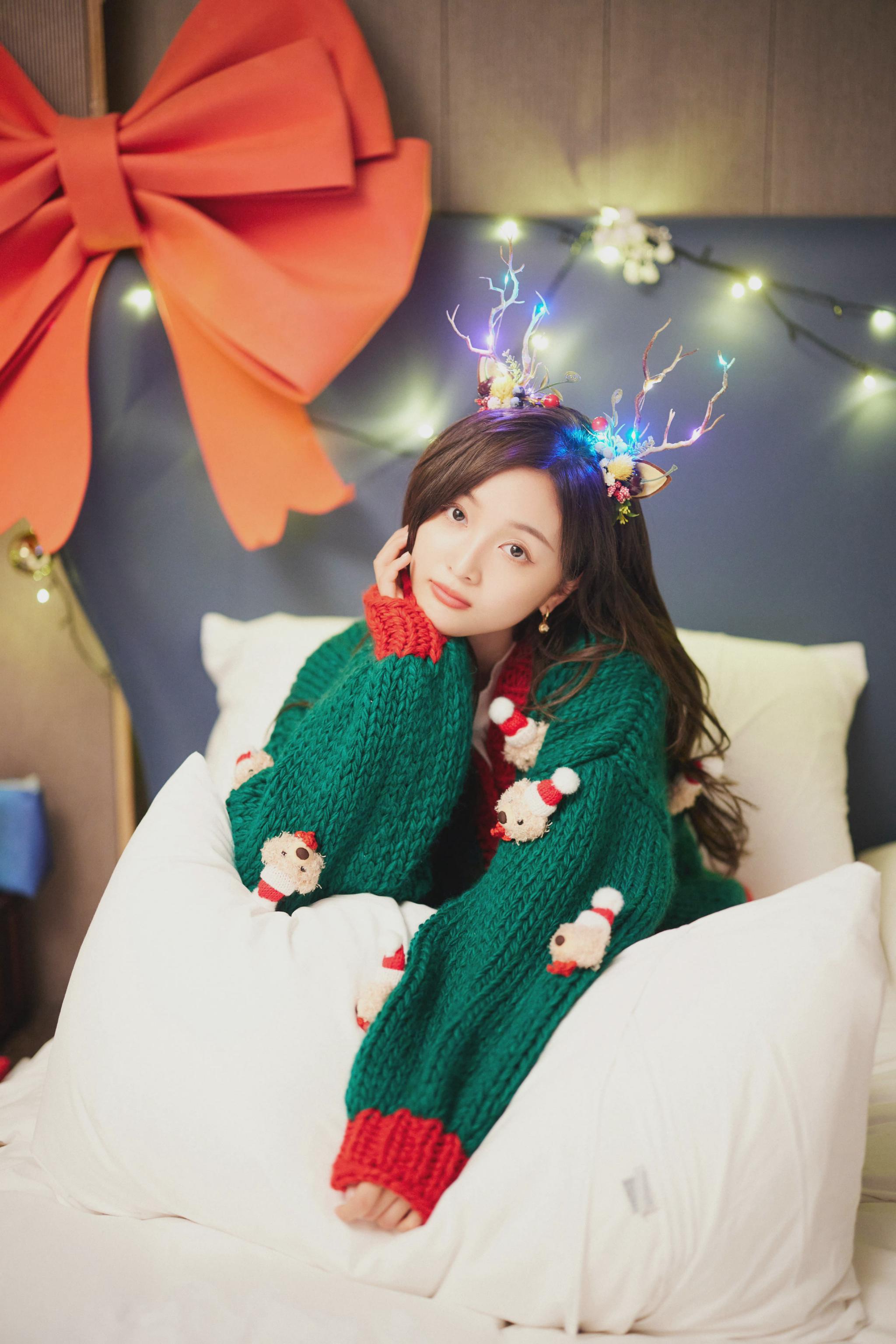 吴宣仪圣诞大片送达红红绿绿的迪士尼公主小选