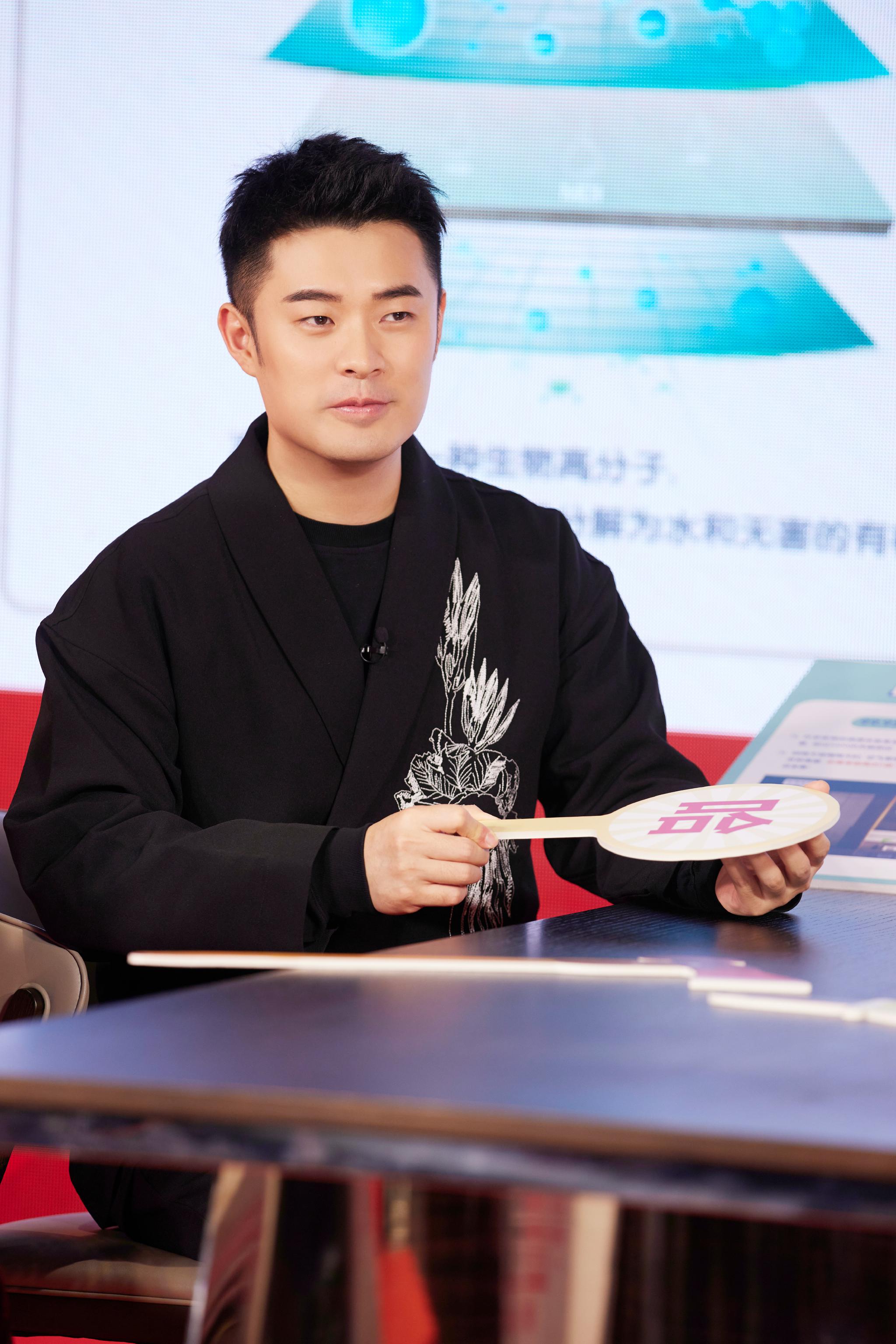 2021年的最后一天,带着@陈赫 老板最新帅照给大家说声新年快乐