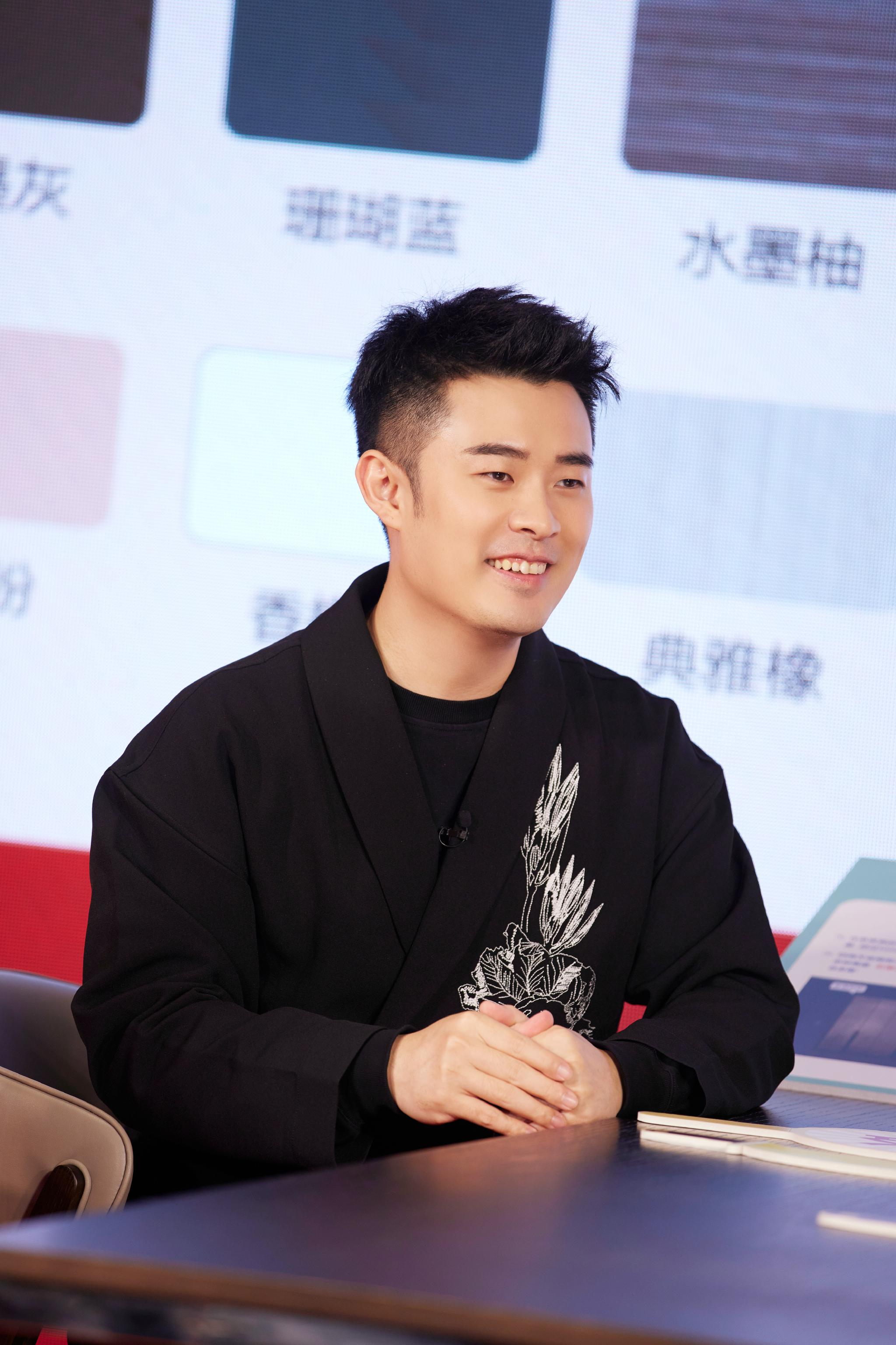 2021年的最后一天,带着@陈赫 老板最新帅照给大家说声新年快乐