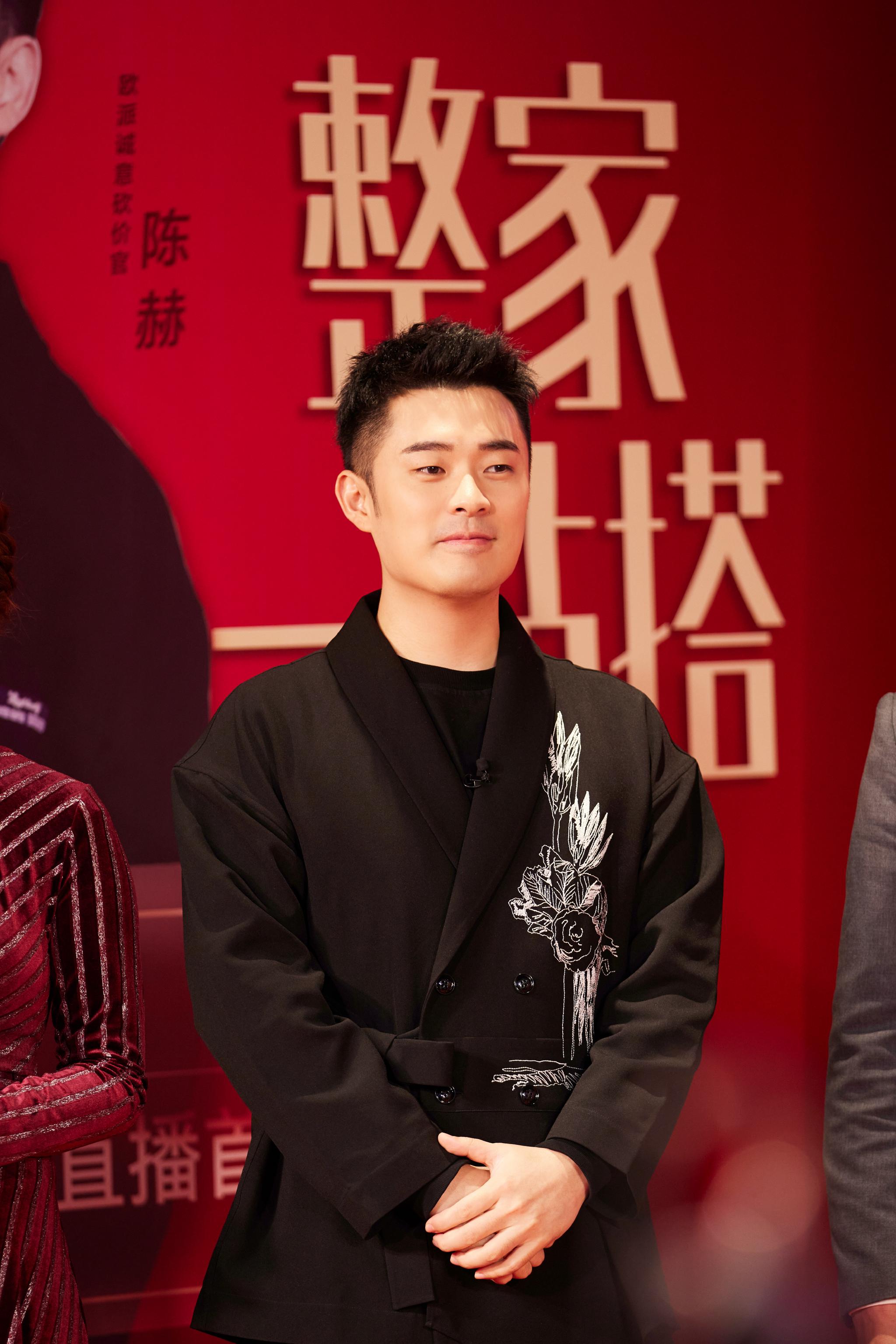 2021年的最后一天,带着@陈赫 老板最新帅照给大家说声新年快乐