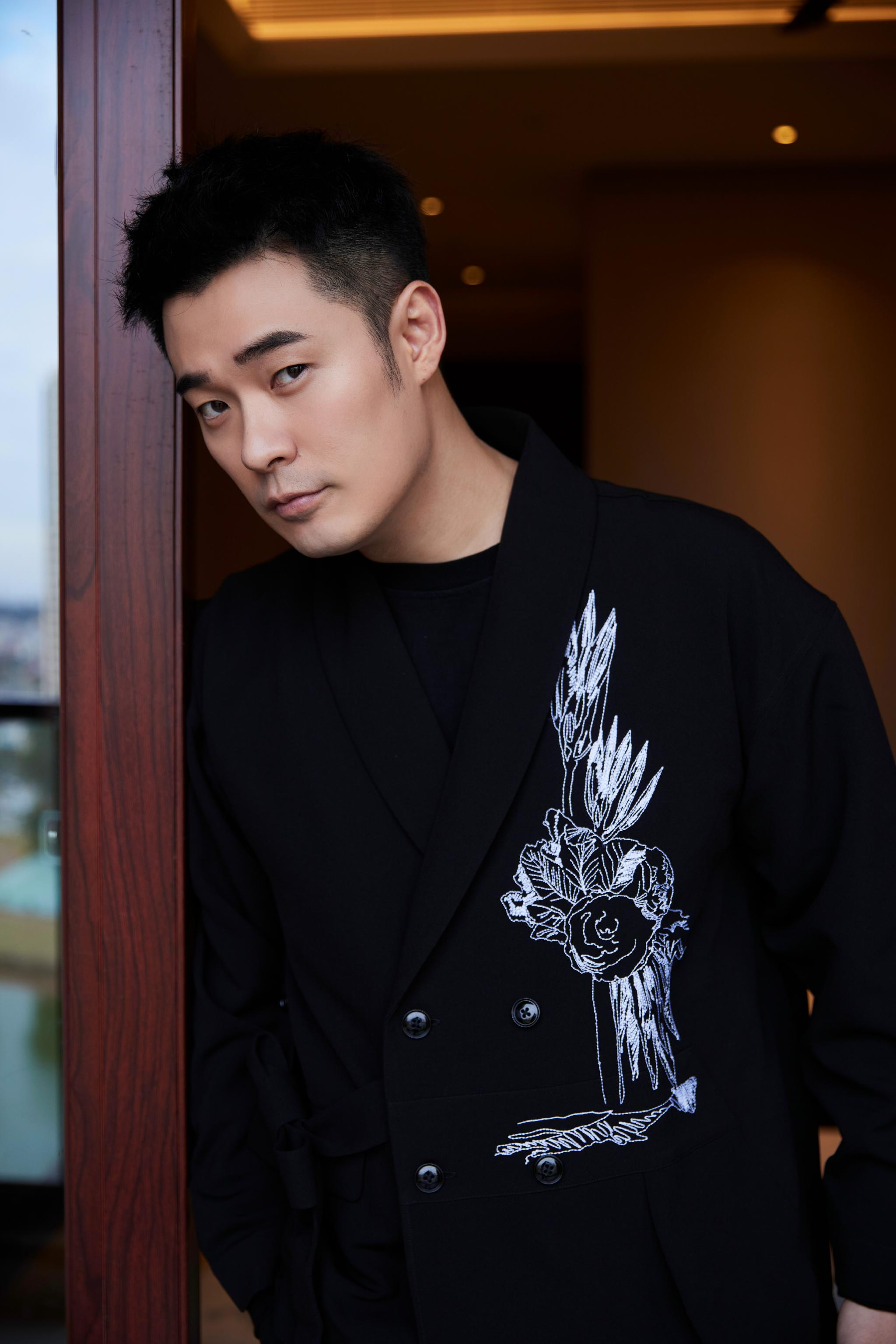 2021年的最后一天,带着@陈赫 老板最新帅照给大家说声新年快乐