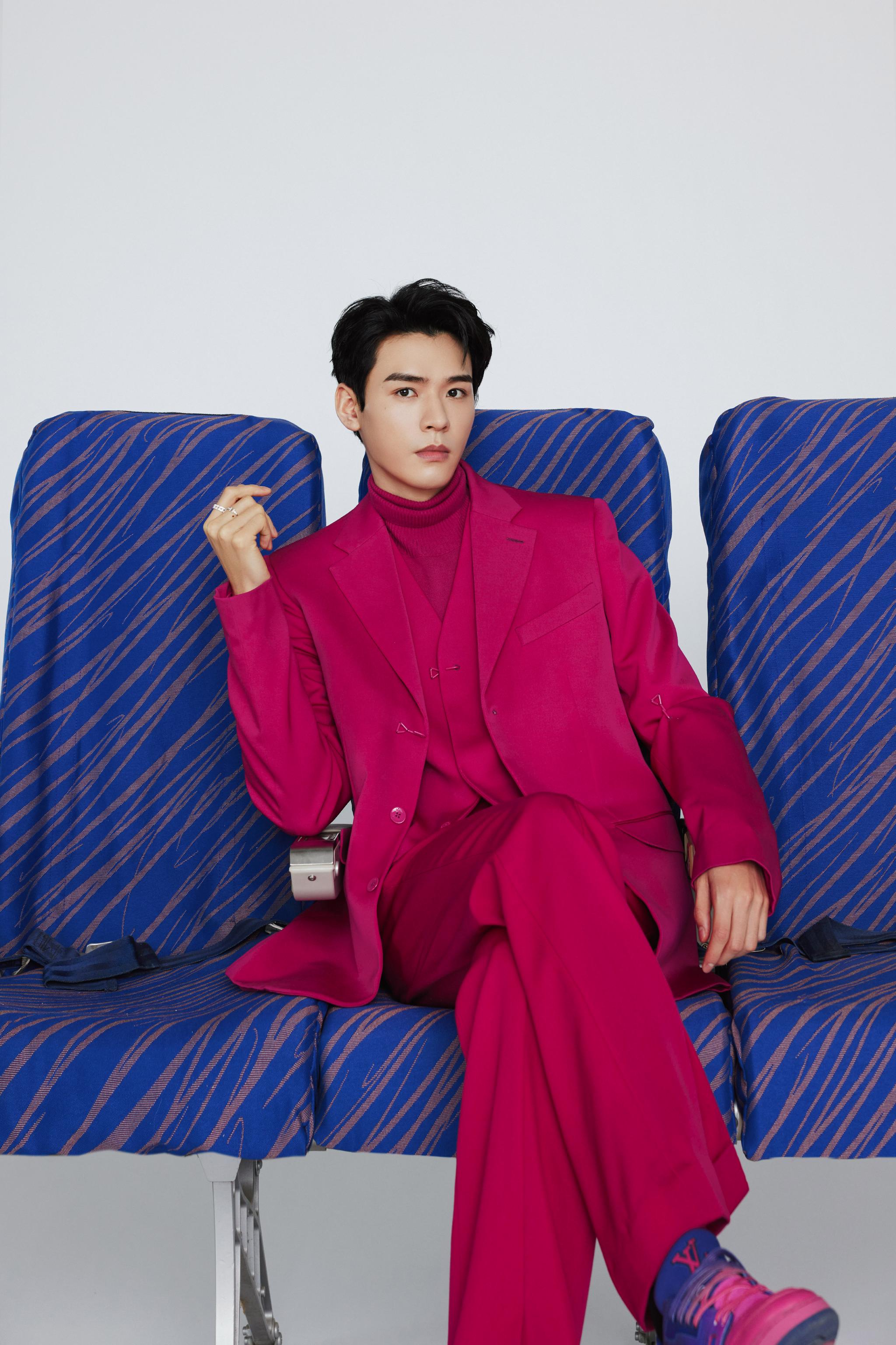 龚俊今晚时尚先生红毯造型 品牌大使身着2022春夏玫红西服套装