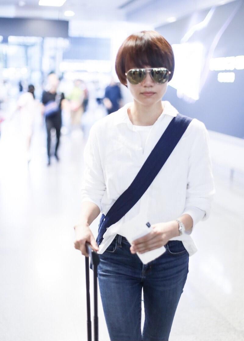 袁泉真是知性的代名词白衬衫配牛仔裤清爽利落高级感爆棚