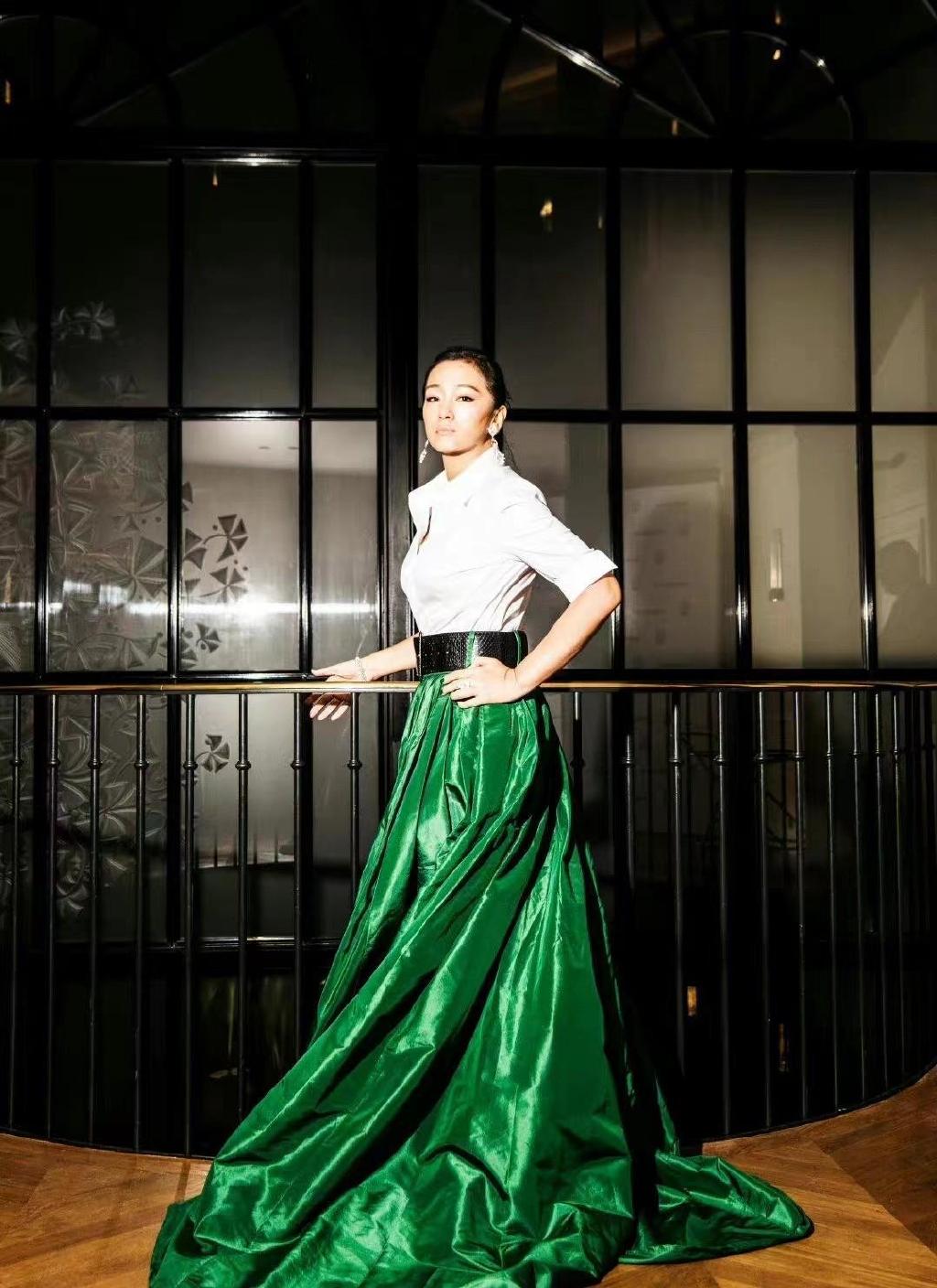 巩俐和74岁老公亮相巴黎时装周！她穿毛毛衣老公戴墨镜，太般配了休闲区蓝鸢梦想 - Www.slyday.coM