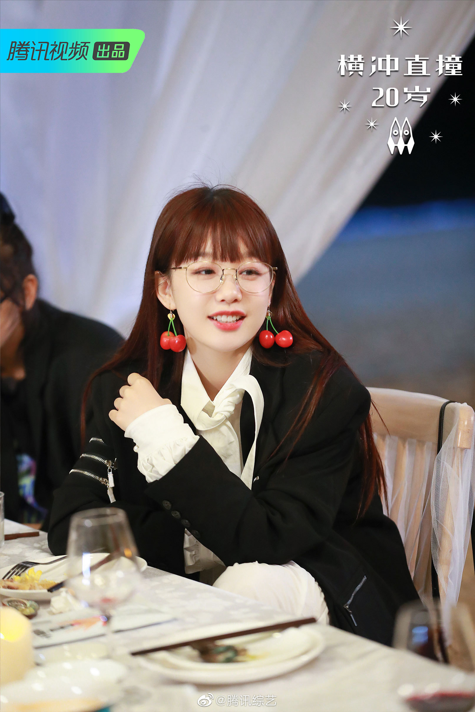 火箭少女101_徐梦洁 在里戴的"压箱底"车厘子耳环来咯