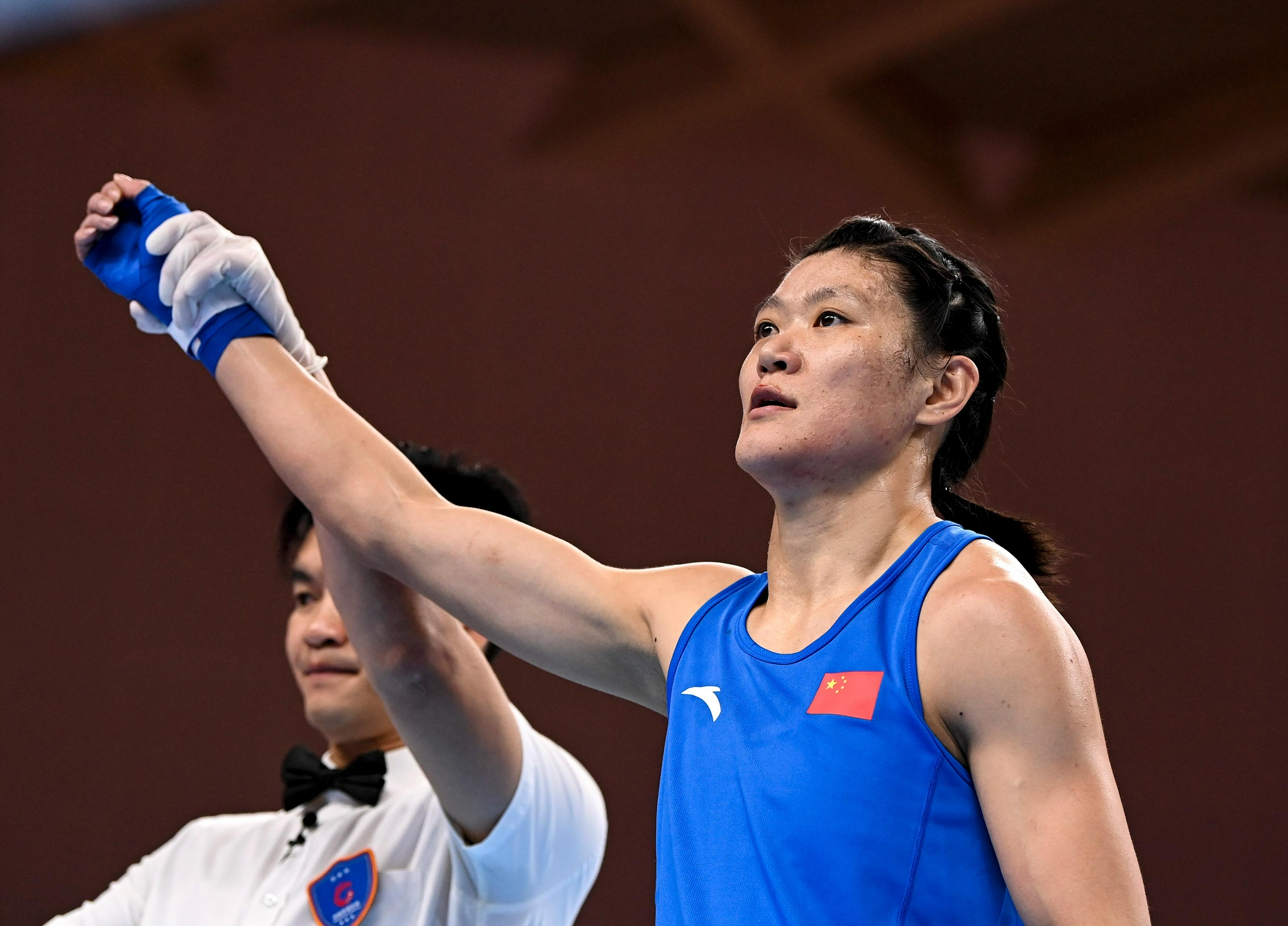 9月21日,陕西队选手谷红(右)与教练员张广成在颁奖仪式上.