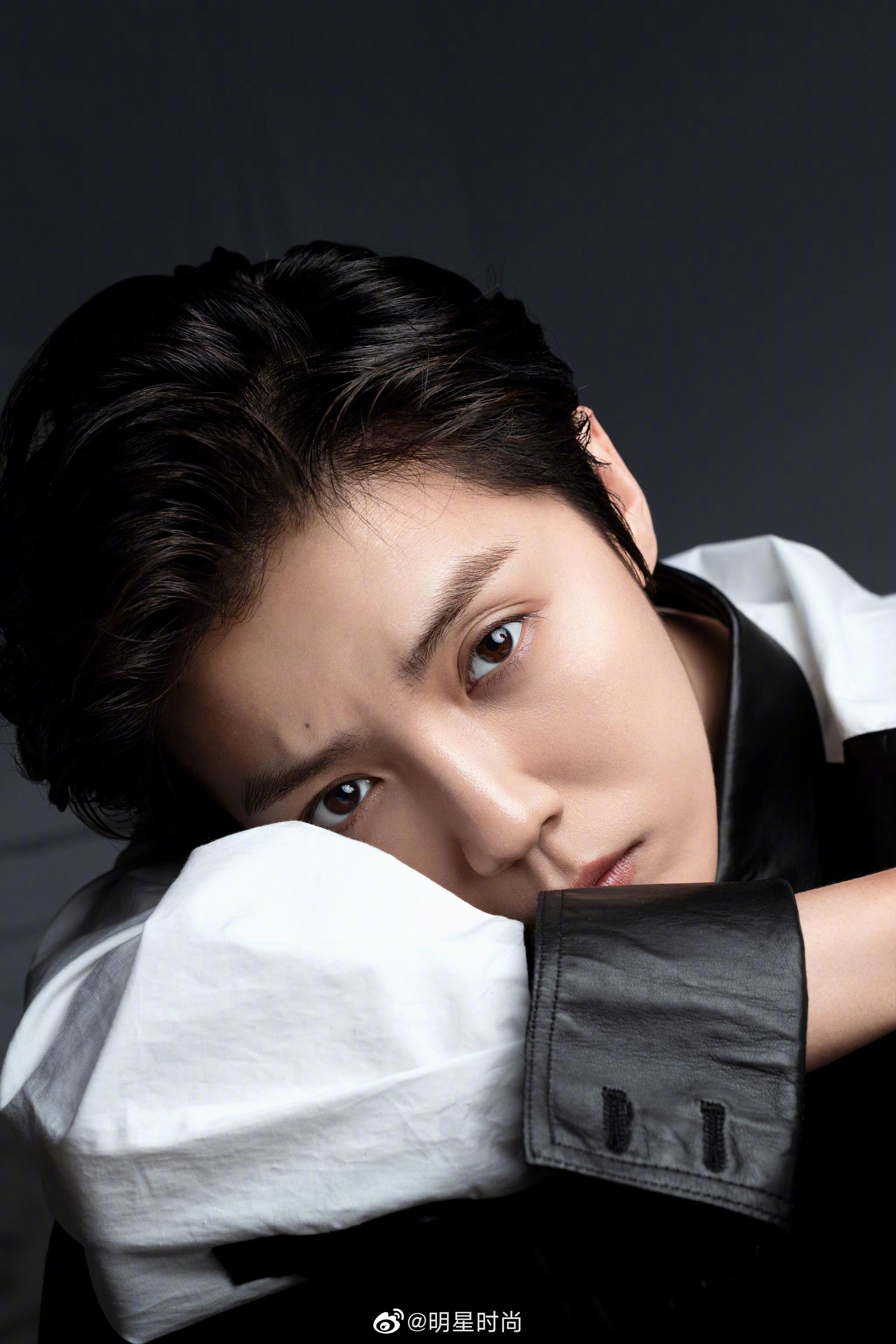 鹿晗最新造型,他身着黑白拼接衬衫,狼奔造型硬朗干练帅气个性!