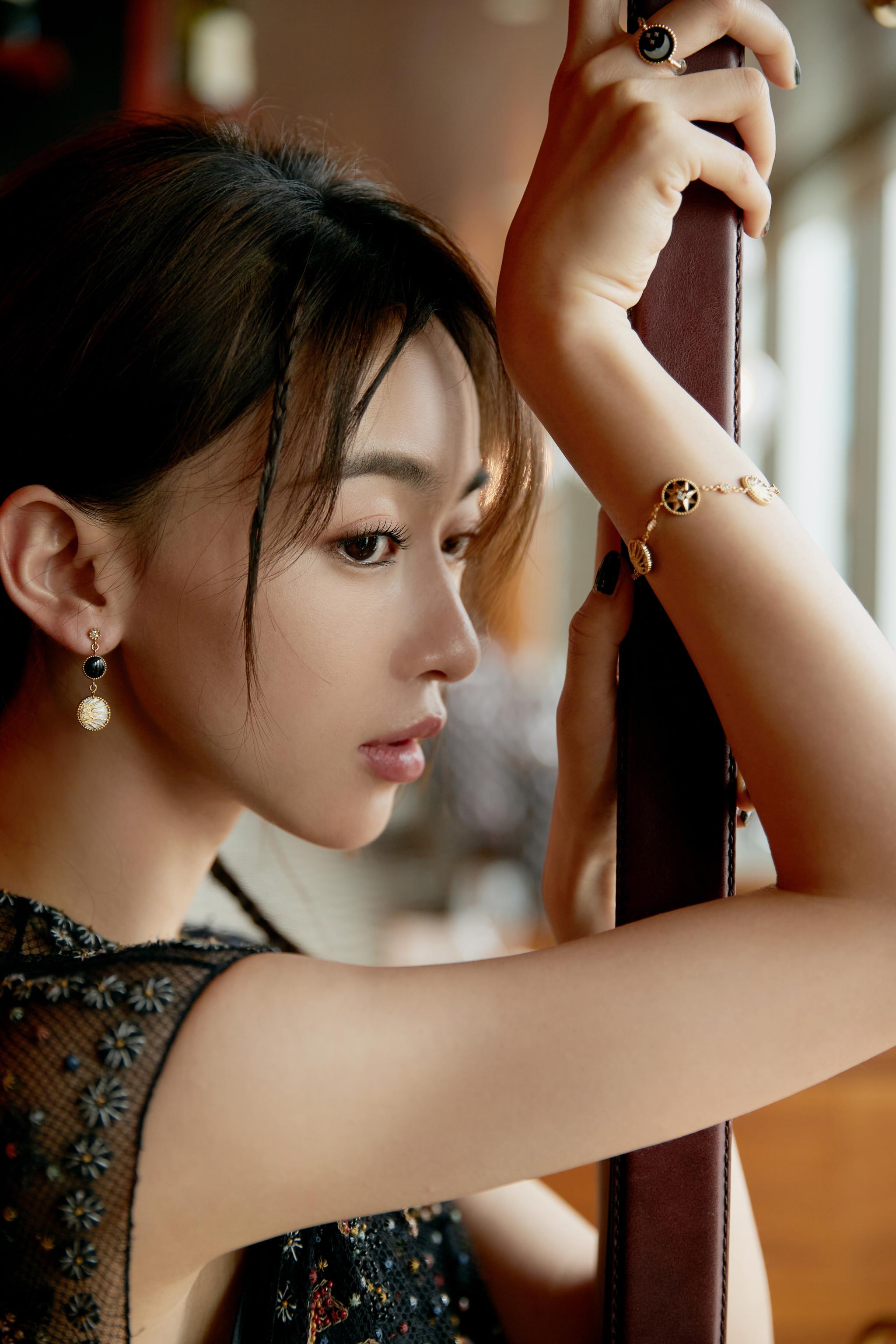 欢娱影视演员吴谨言出席dior梦之设计师展览