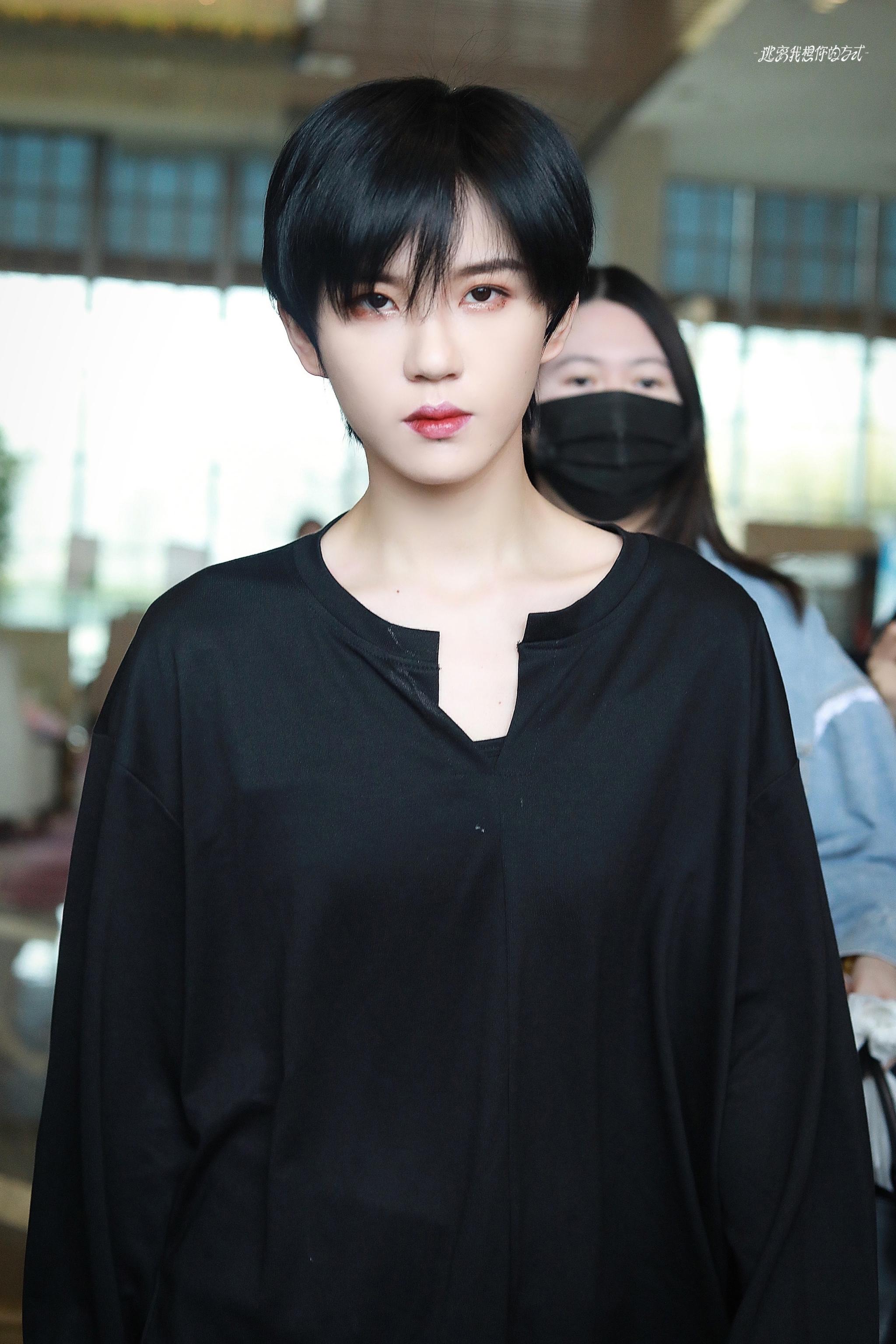 陆柯燃今日份上班路透 黑色衬衫锁骨杀