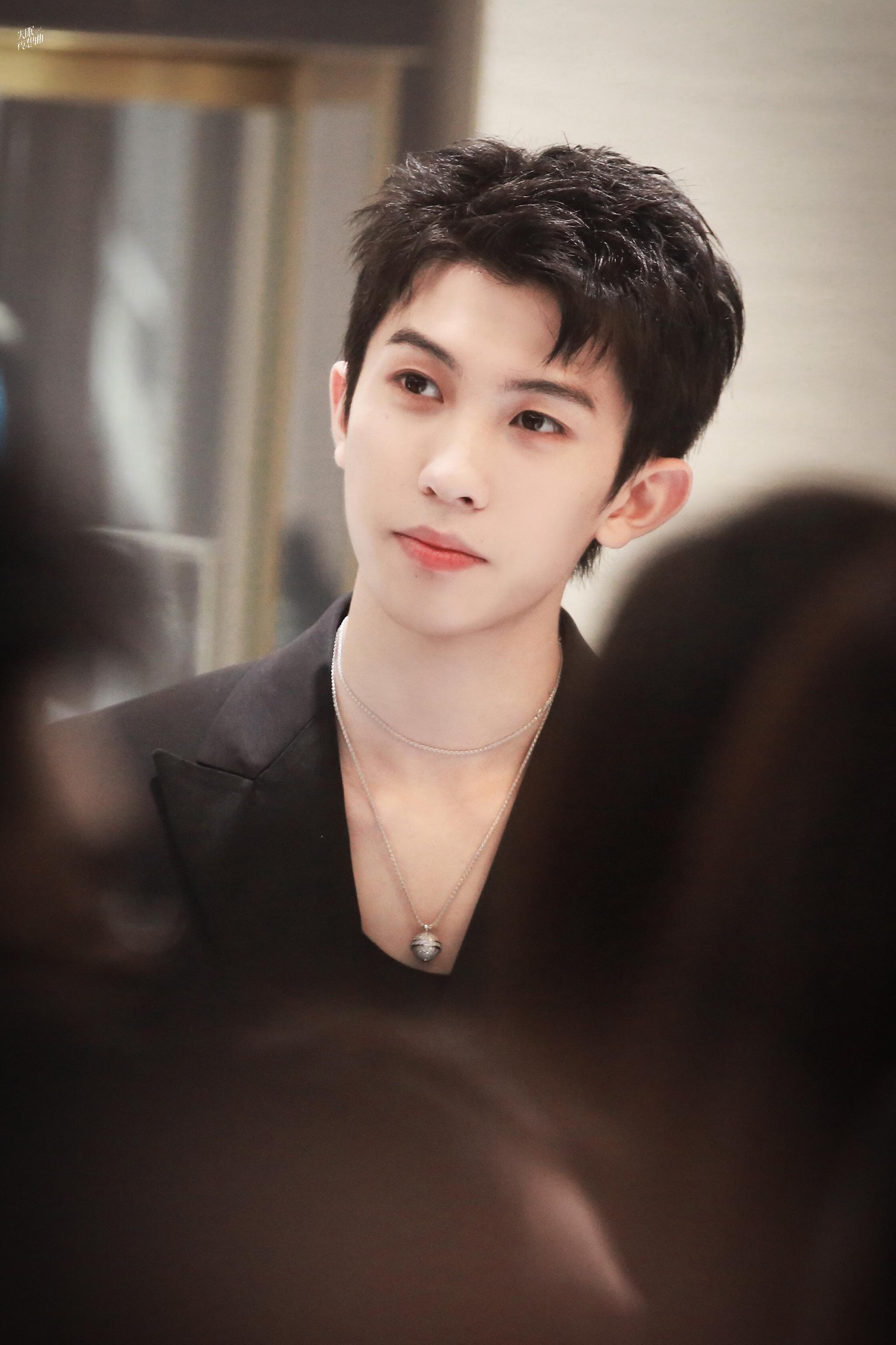 林墨今日线下活动饭拍 啊啊啊黑色深v西装……_高清图集_新浪网