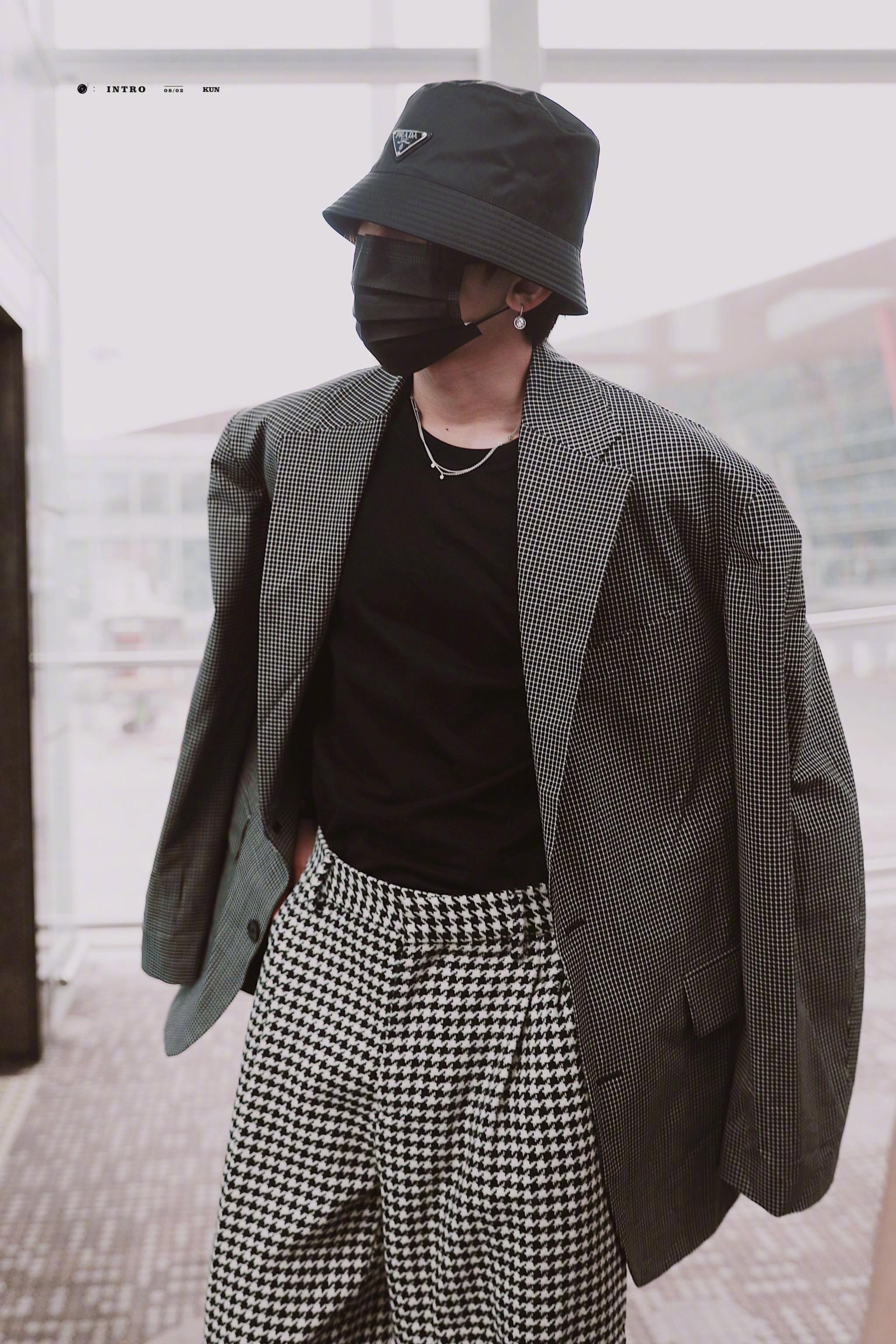 蔡徐坤今日机场饭拍超模既视感把机场走出了秀场的感觉