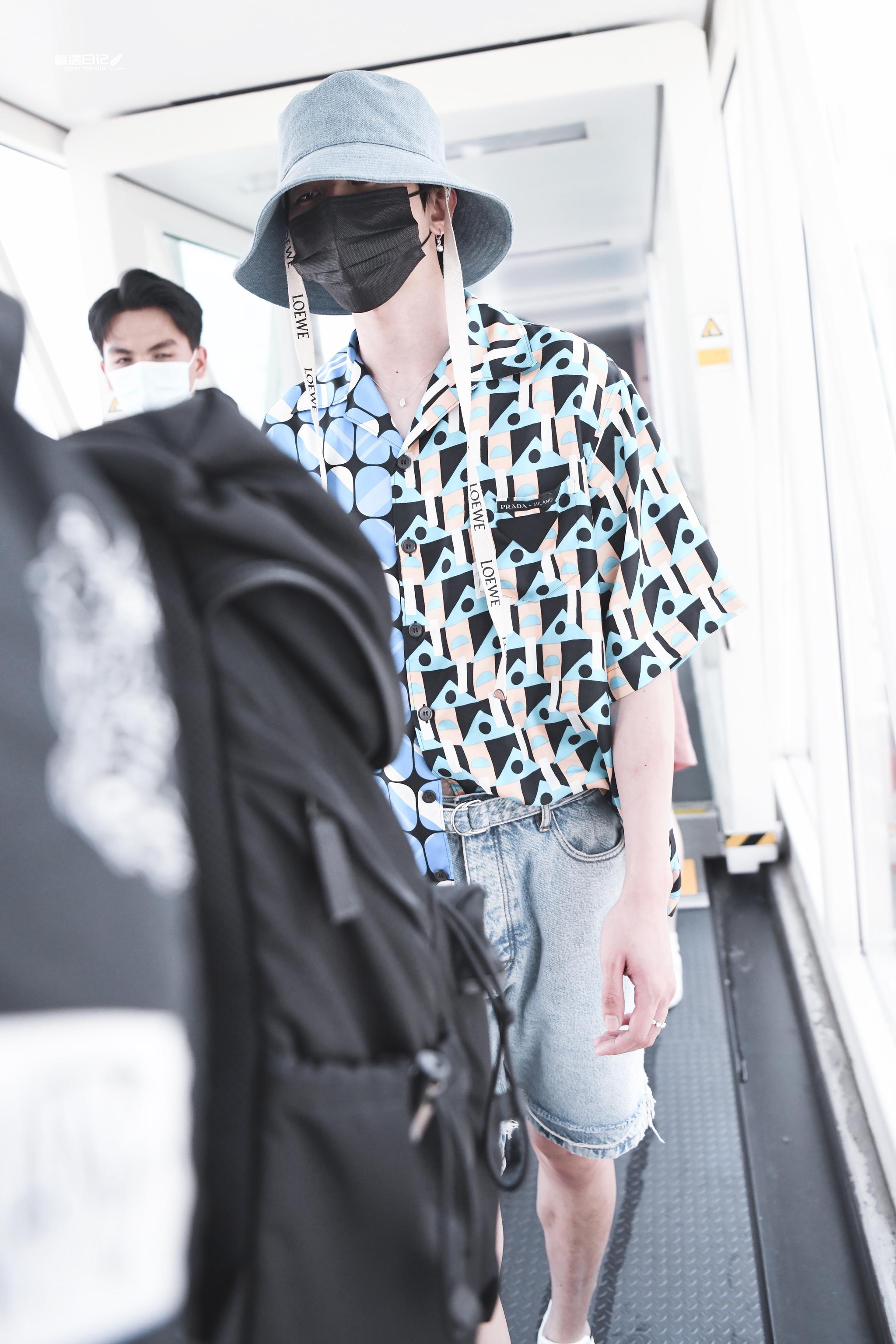 蔡徐坤机场出发饭拍 印花衬衫搭配牛仔裤和牛仔渔夫帽