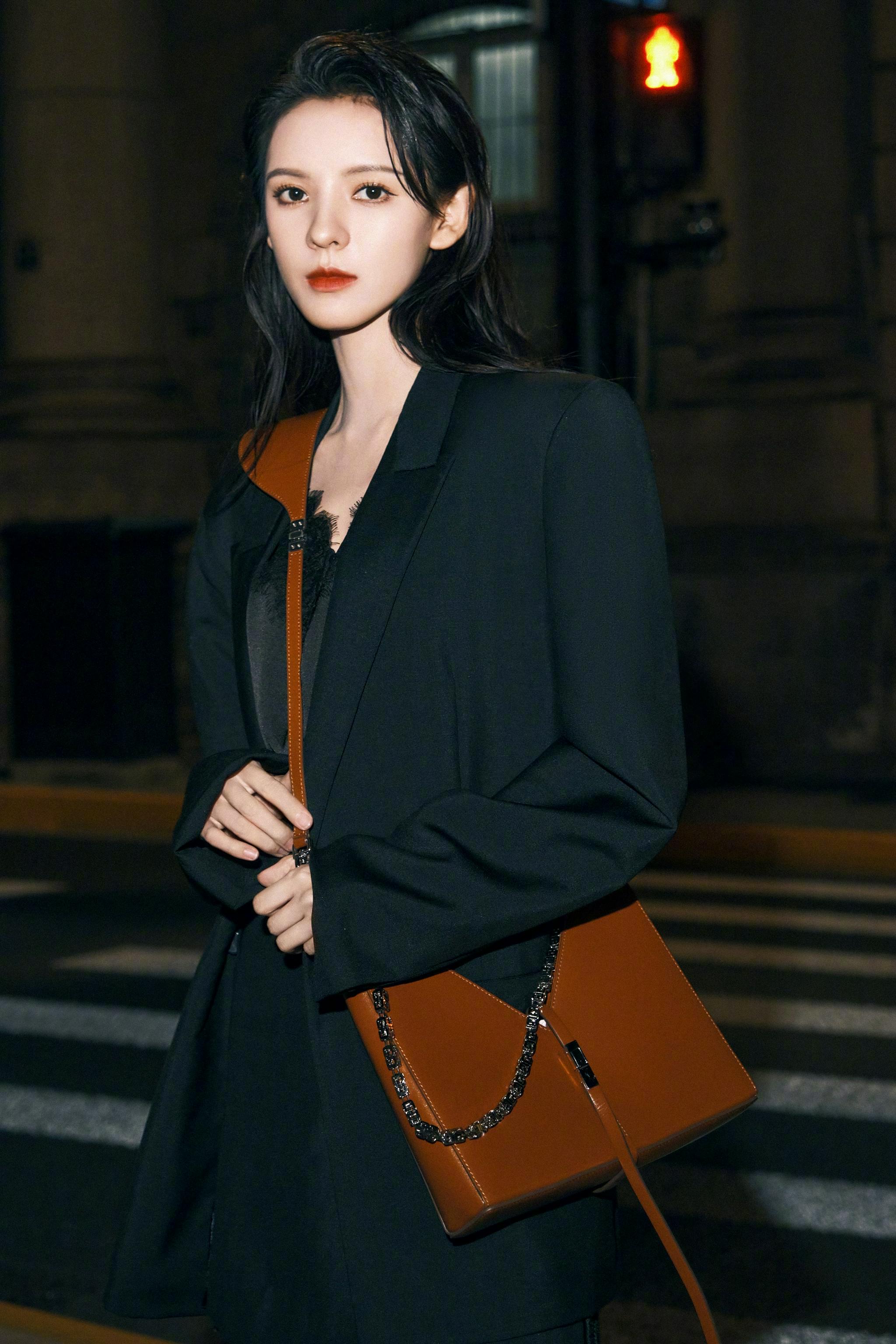 演员张予曦最新大片黑色系套装酷感十足